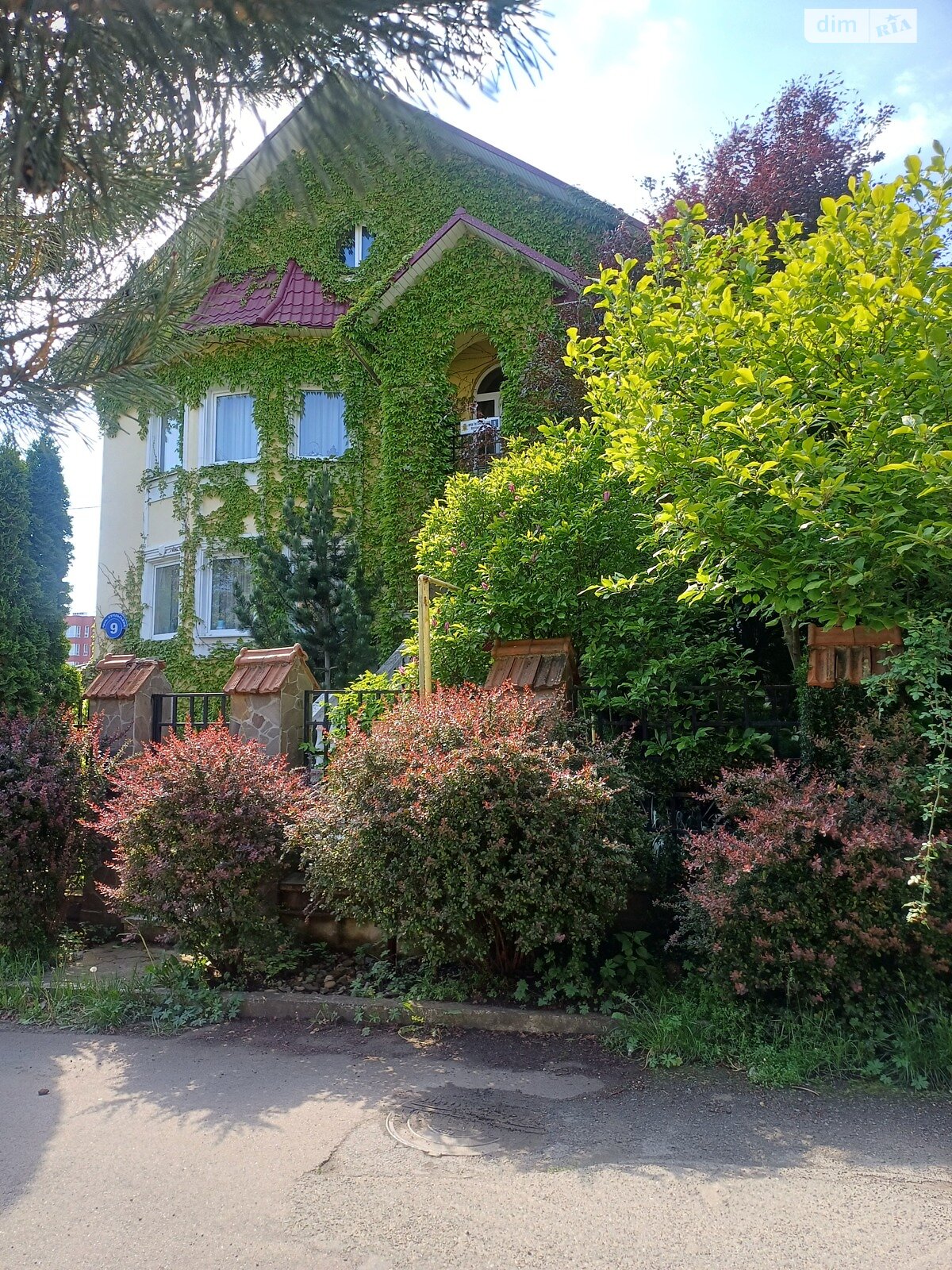 триповерховий будинок з балконом, 360.1 кв. м, цегла. Продаж в Чернівцях, район Шевченківський фото 1 триповерховий будинок з балконом, 360.1 кв. м, цегла. Продаж в Чернівцях, район Шевченківський фото 1