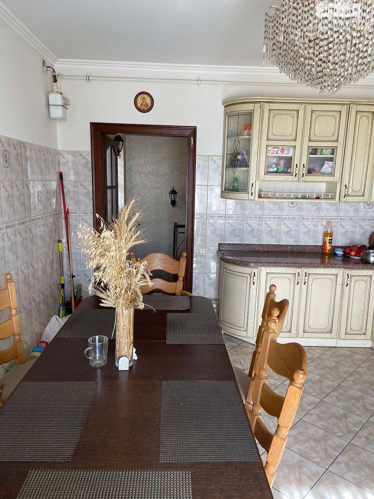 двухэтажный дом с ремонтом, 250 кв. м, кирпич. Продажа в Черновцах фото 1