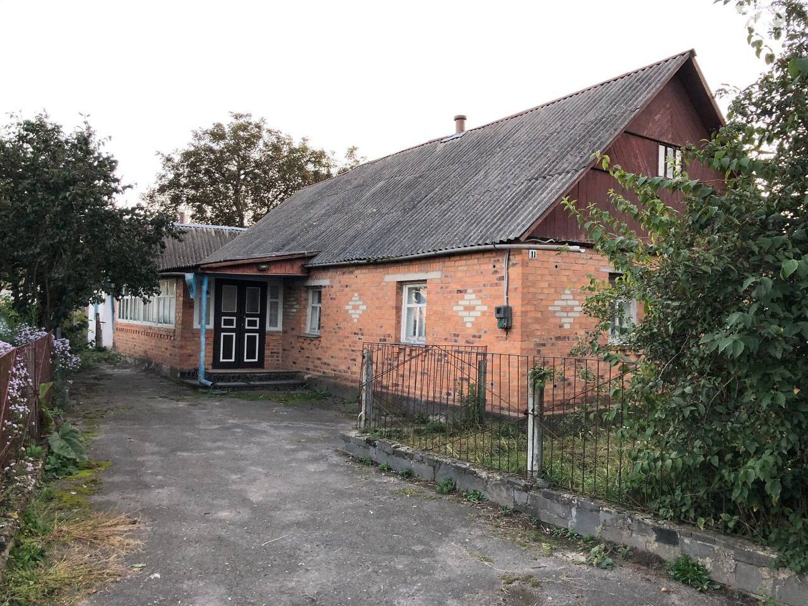 одноэтажный дом с верандой, 101.8 кв. м, дерево и кирпич. Продажа в Черняхове район Черняхов фото 1 одноэтажный дом с верандой, 101.8 кв. м, дерево и кирпич. Продажа в Черняхове район Черняхов фото 1