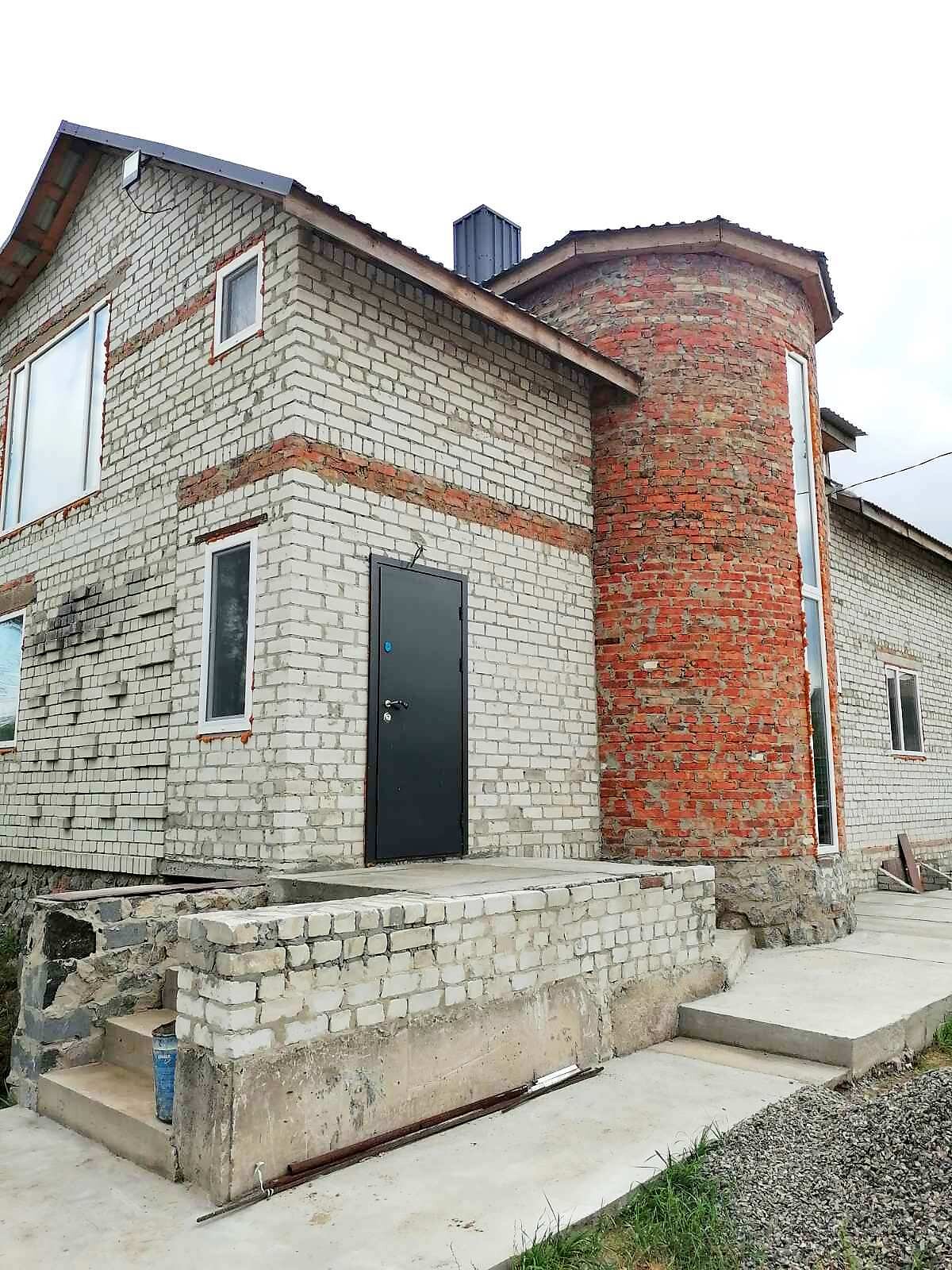 двухэтажный дом с балконом, 350 кв. м, кирпич. Продажа в Чернявке фото 1