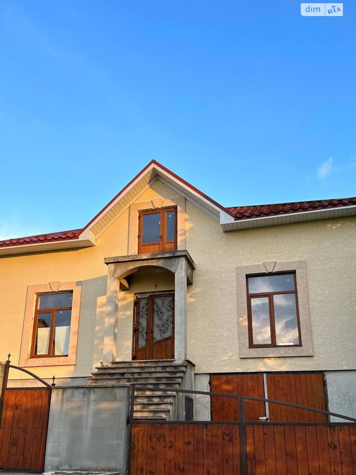 двухэтажный дом с отоплением, 283 кв. м, кирпич. Продажа в Черткове район Чертков фото 1