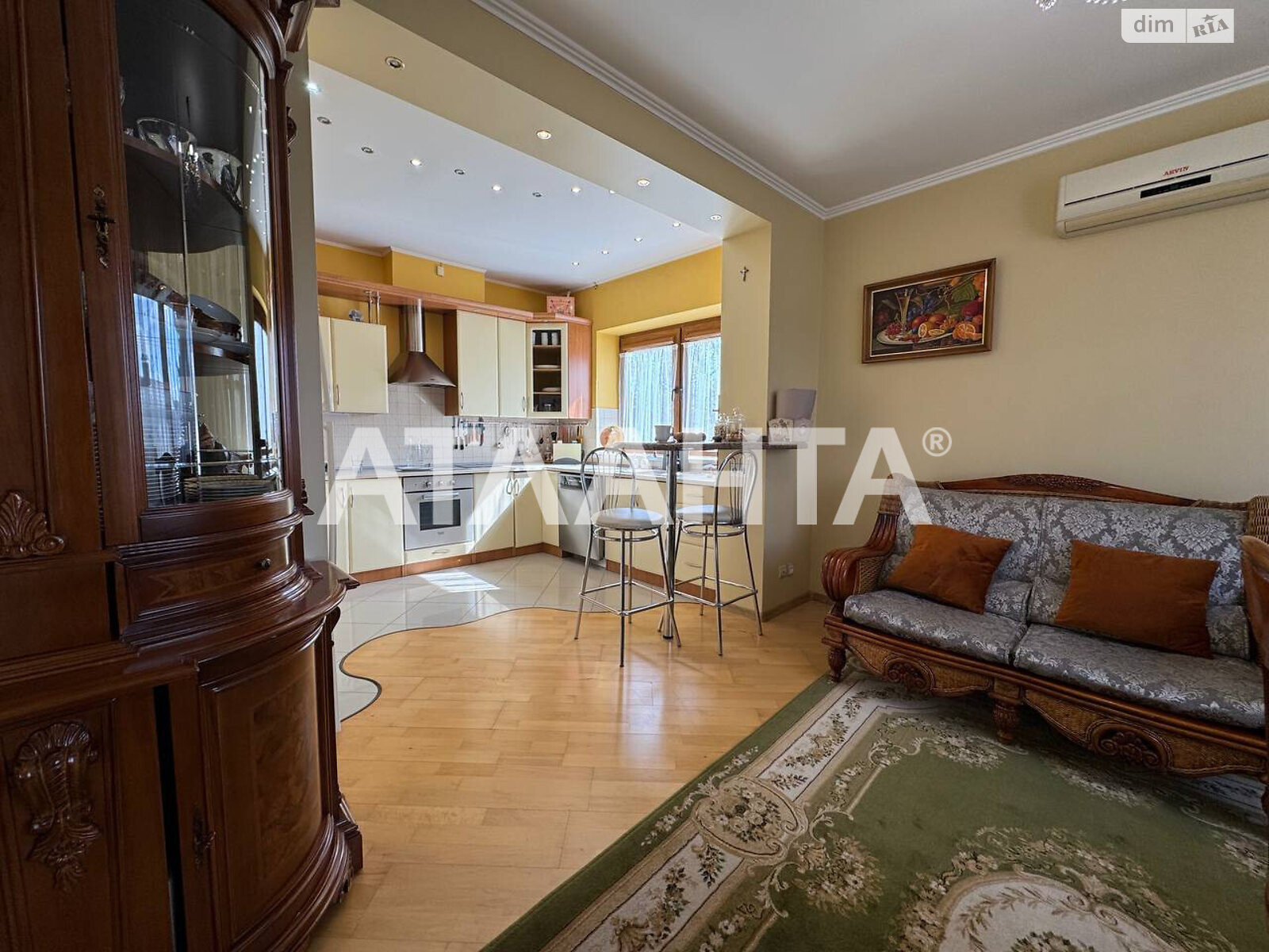 триповерховий будинок бесідка, 360 кв. м, кирпич. Продаж у Червонограді фото 2 триповерховий будинок бесідка, 360 кв. м, кирпич. Продаж у Червонограді фото 2