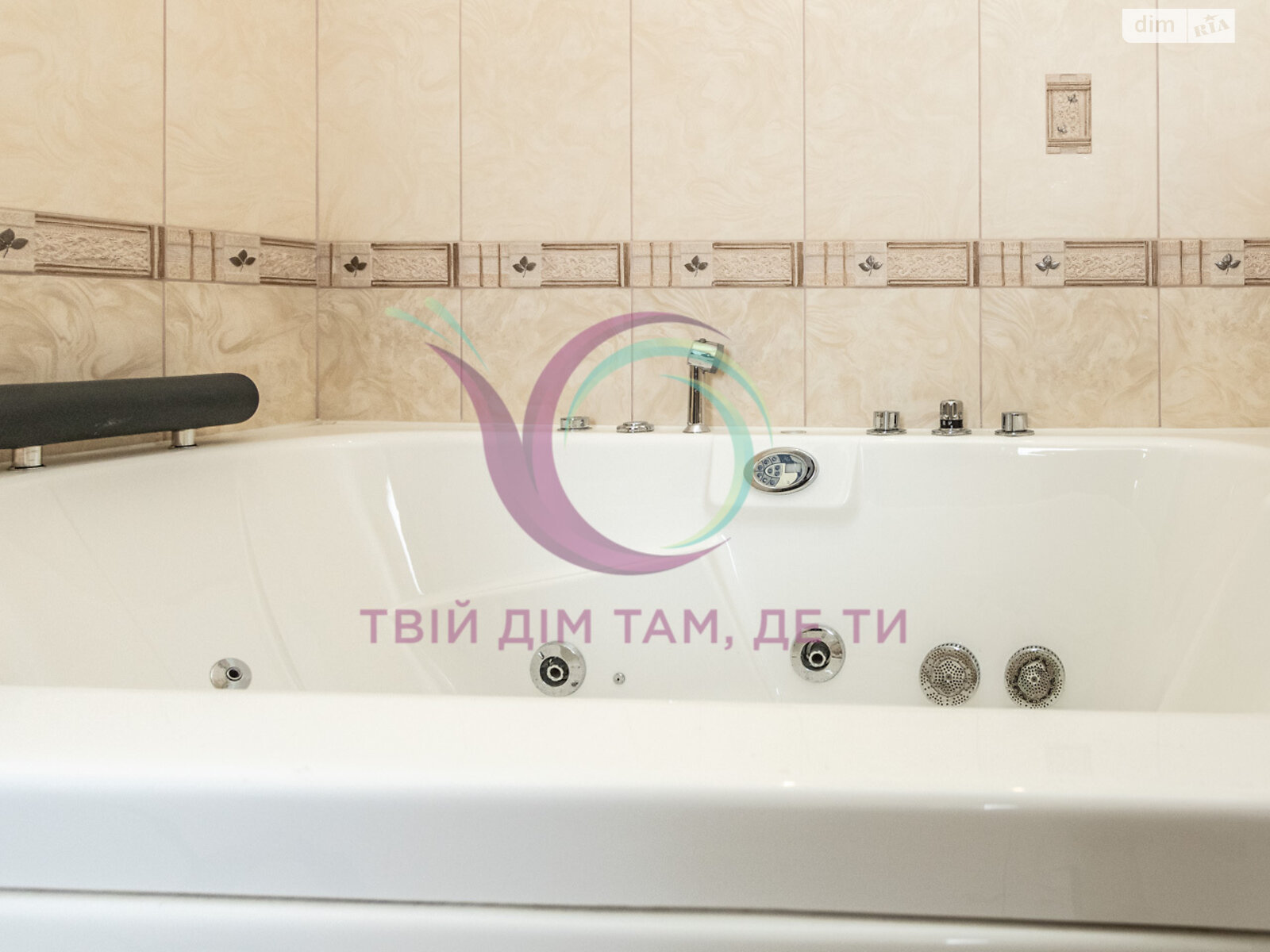 трехэтажный дом с гаражом, 464 кв. м, кирпич. Продажа в Чукаловке фото 1