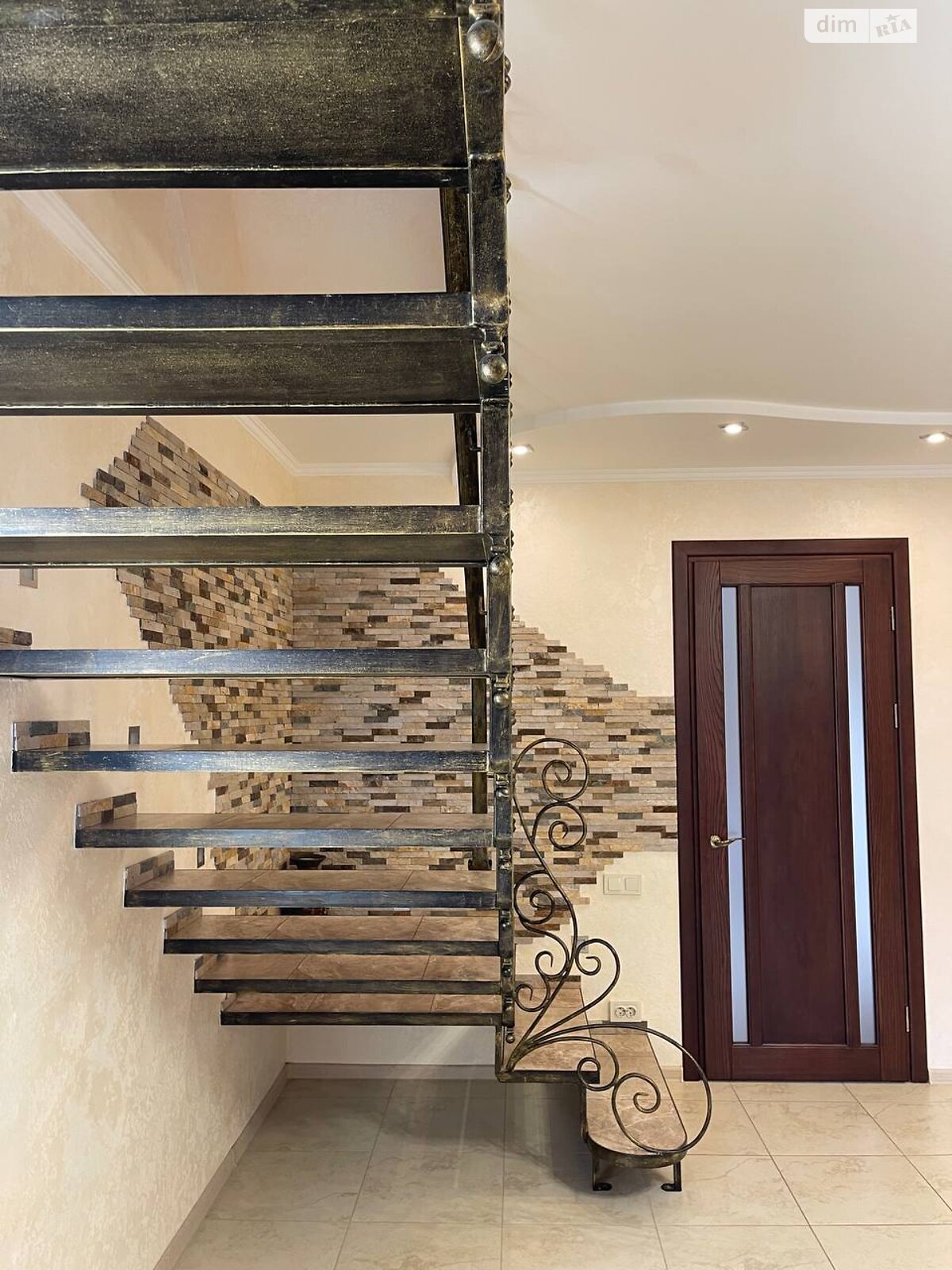 трехэтажный дом с отоплением, 201.5 кв. м, ракушечник (ракушняк). Продажа в Дачном фото 1 трехэтажный дом с отоплением, 201.5 кв. м, ракушечник (ракушняк). Продажа в Дачном фото 1