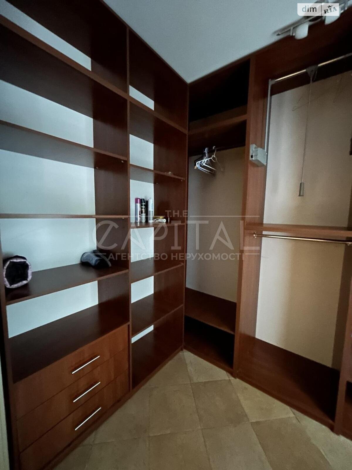 триповерховий будинок з верандою, 611.8 кв. м, цегла. Продаж у Дмитрівці фото 1 триповерховий будинок з верандою, 611.8 кв. м, цегла. Продаж у Дмитрівці фото 1
