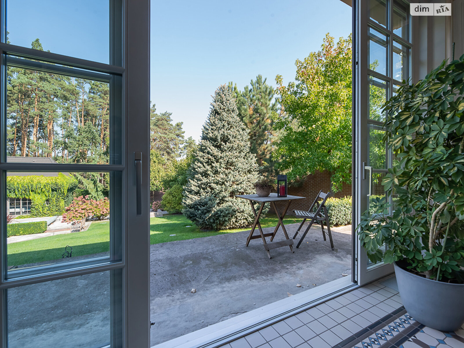 двоповерховий будинок з верандою, 705 кв. м, цегла. Продаж у Дмитрівці фото 1 двоповерховий будинок з верандою, 705 кв. м, цегла. Продаж у Дмитрівці фото 1
