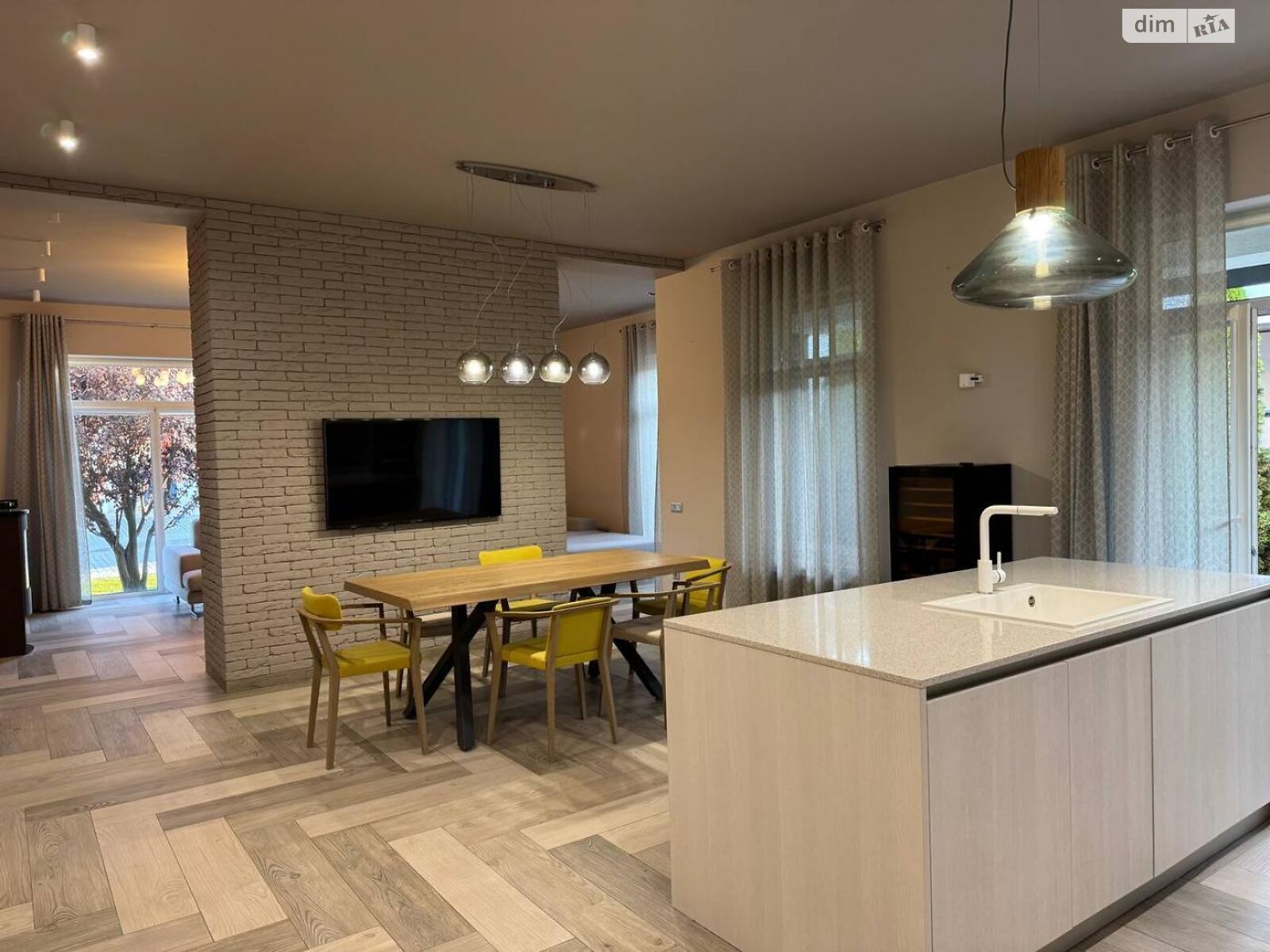 одноэтажный дом с ремонтом, 160 кв. м, кирпич. Продажа в Дмитровке фото 1 одноэтажный дом с ремонтом, 160 кв. м, кирпич. Продажа в Дмитровке фото 1