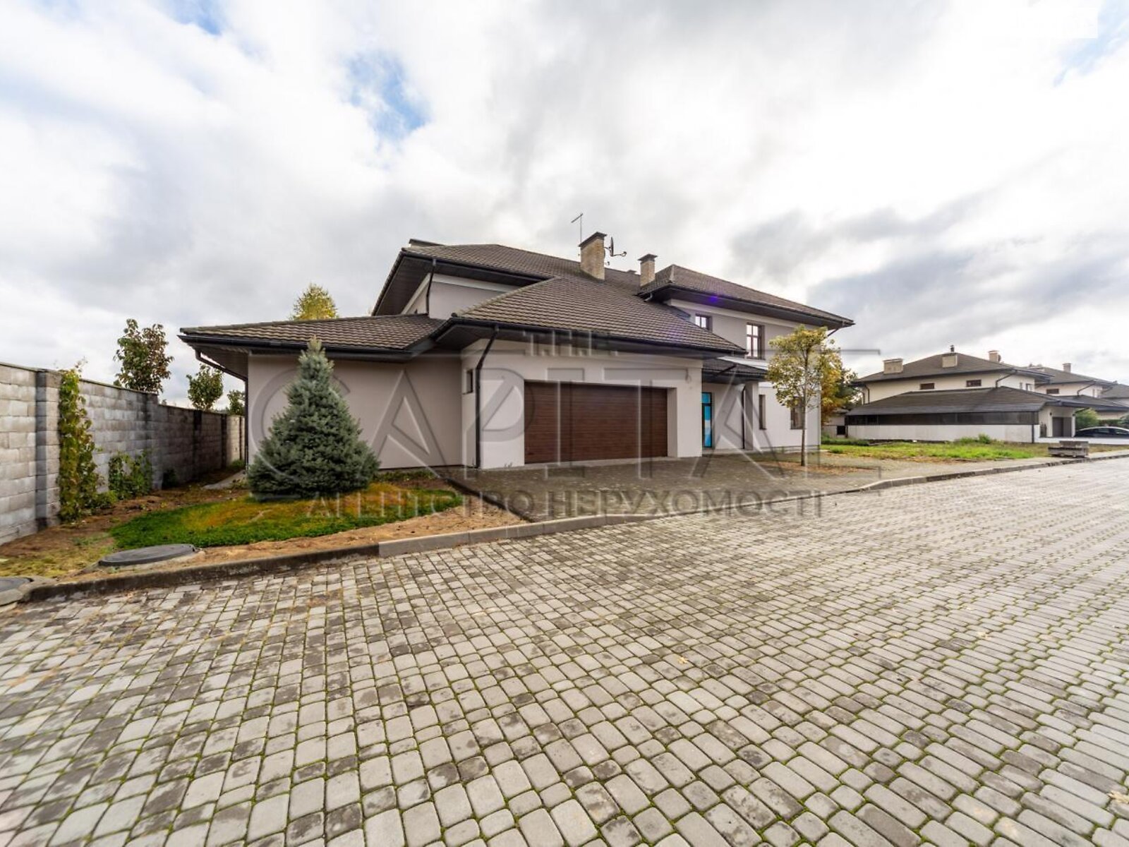 двухэтажный дом с гаражом, 550 кв. м, кирпич. Продажа в Дмитровке фото 1