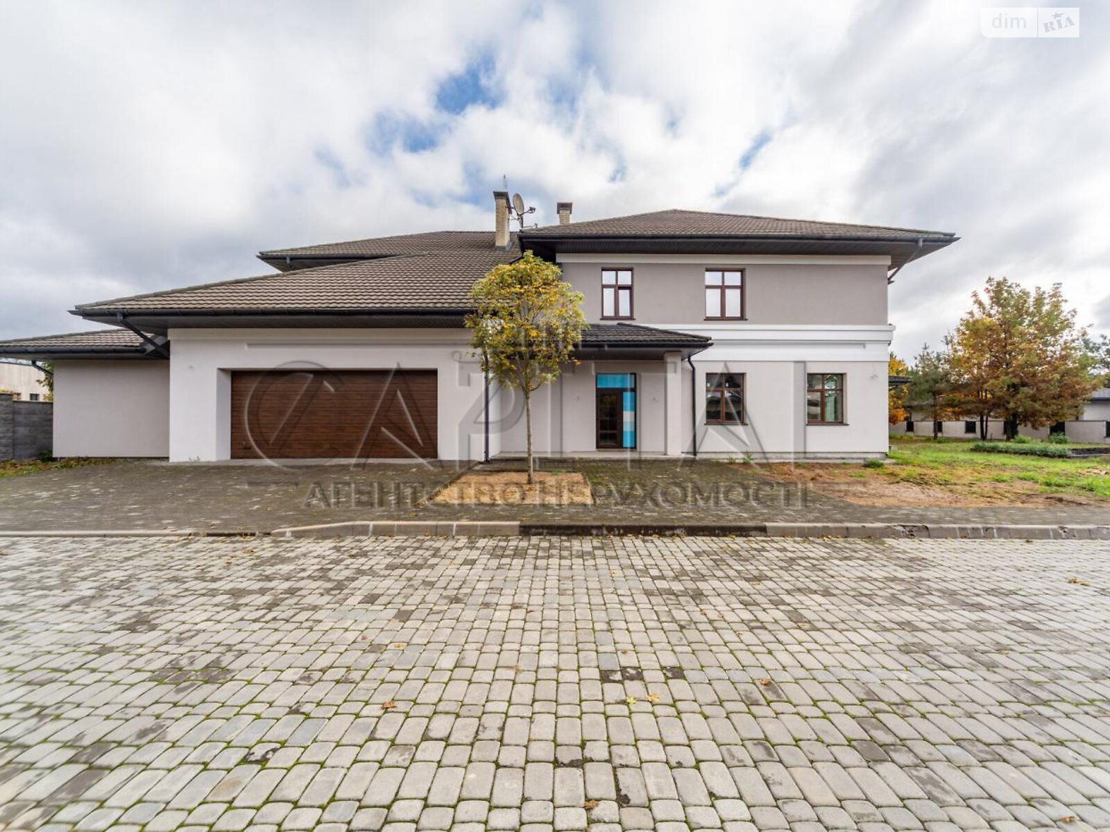 двухэтажный дом с гаражом, 550 кв. м, кирпич. Продажа в Дмитровке фото 1