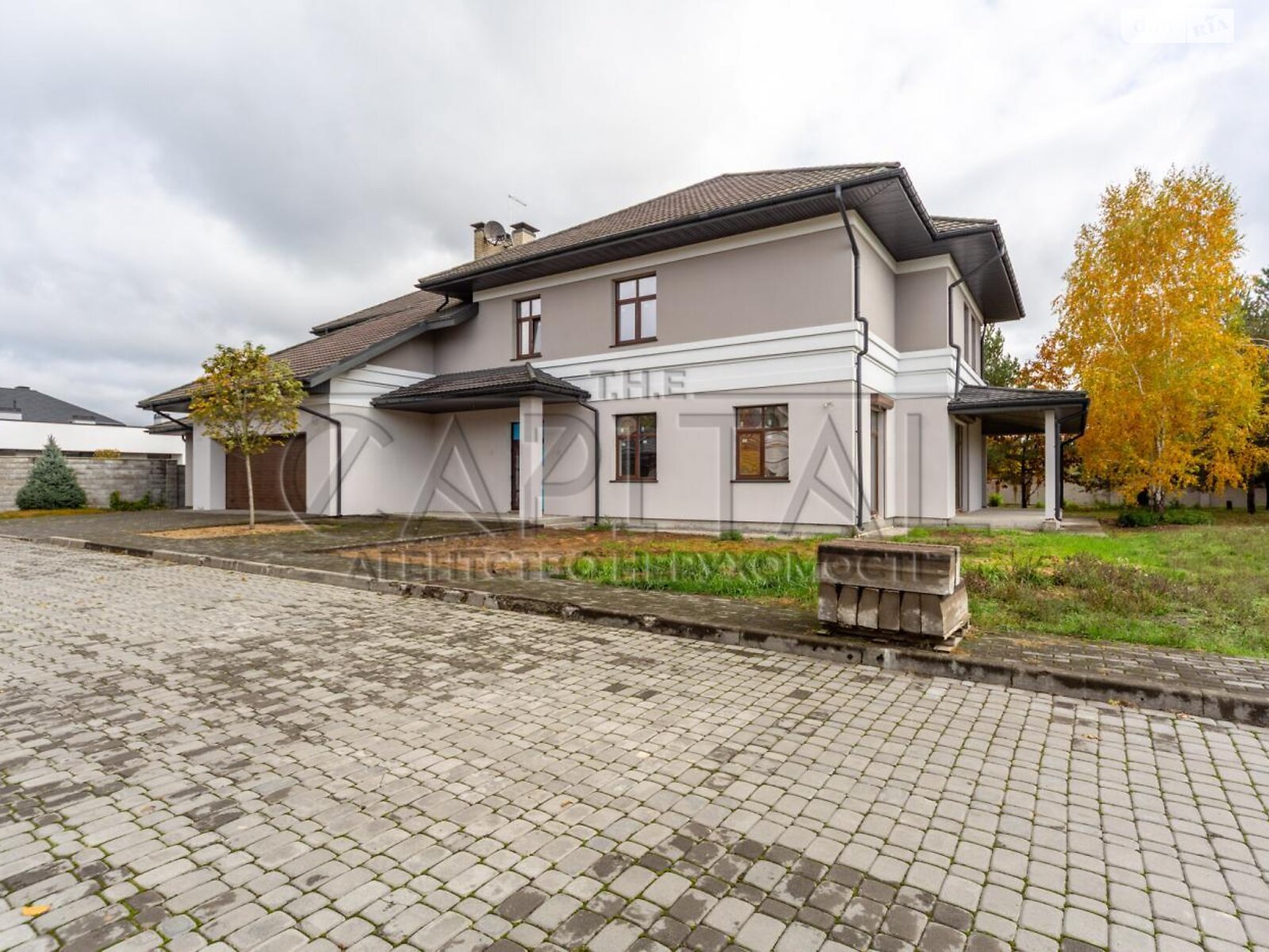 двухэтажный дом с гаражом, 550 кв. м, кирпич. Продажа в Дмитровке фото 1