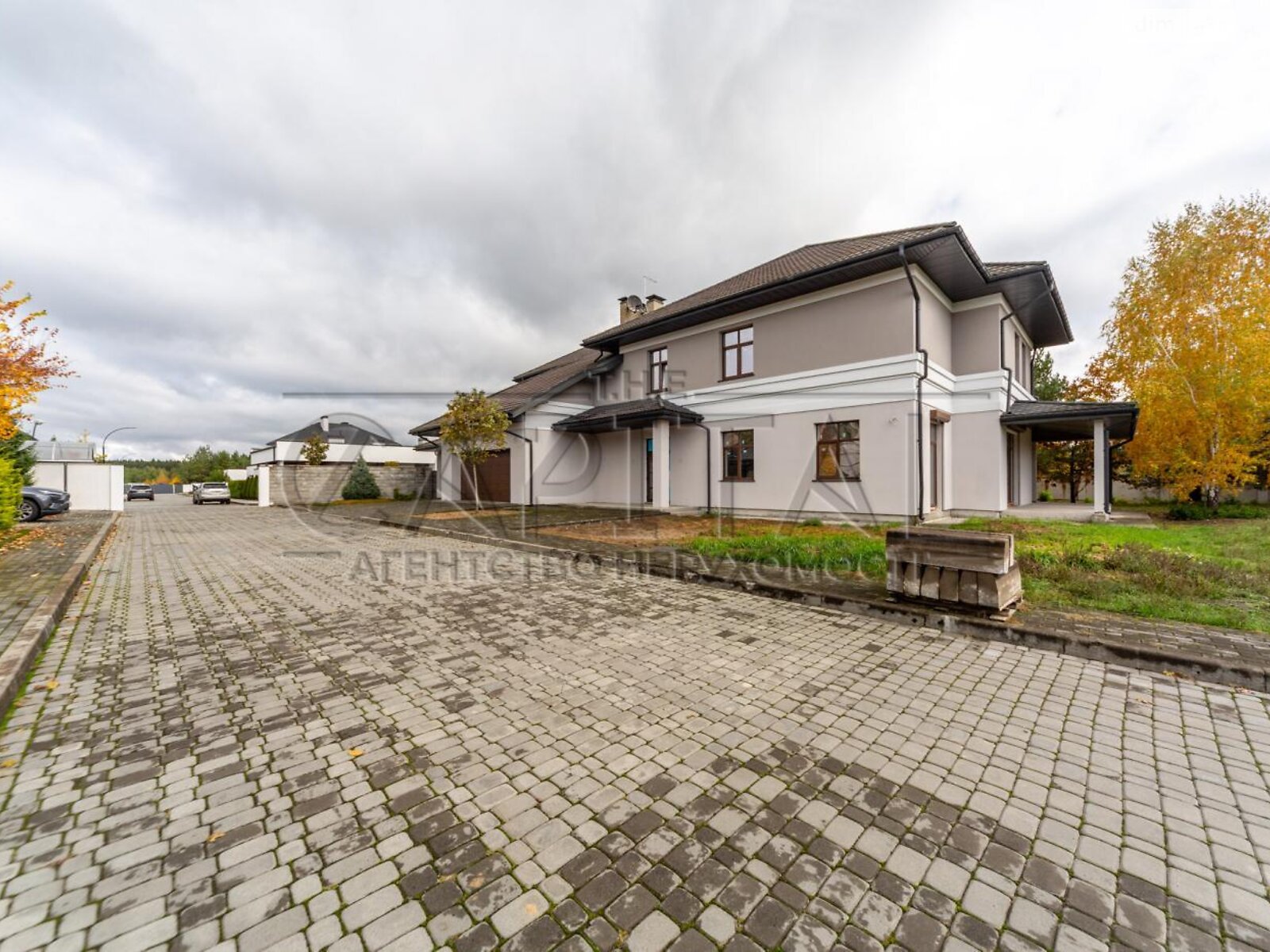 двухэтажный дом с гаражом, 550 кв. м, кирпич. Продажа в Дмитровке фото 1