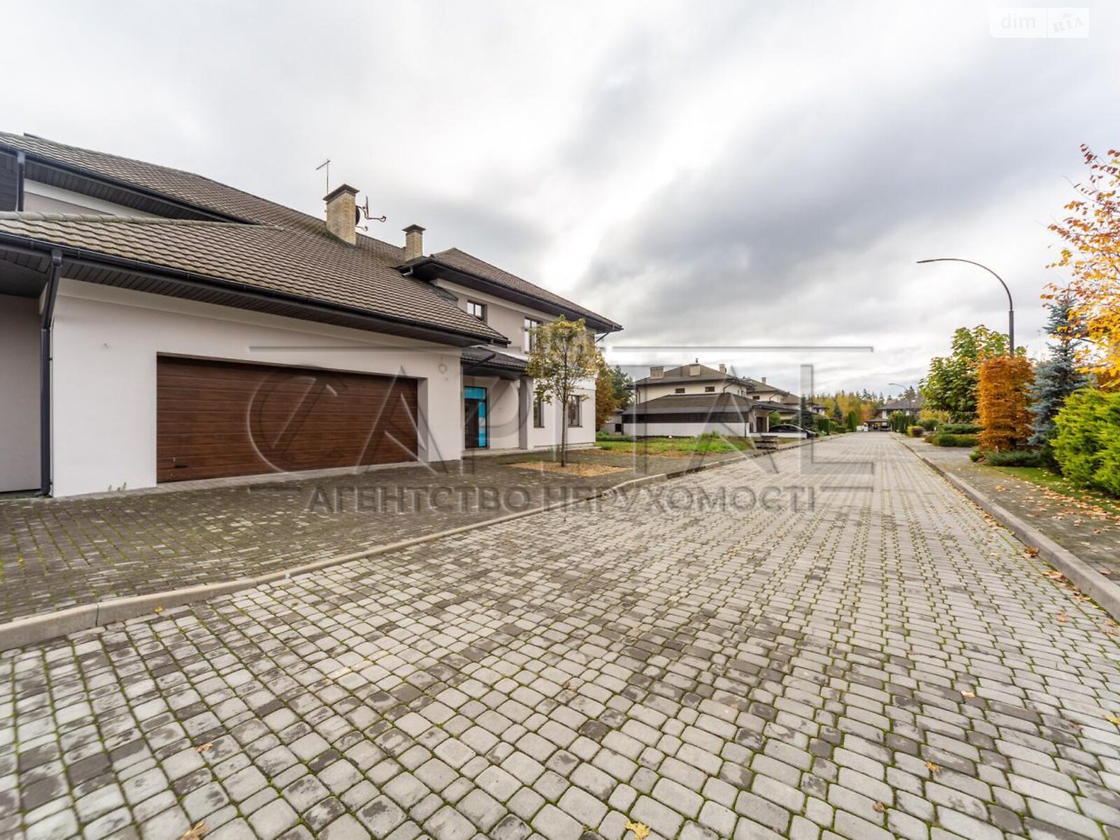 двухэтажный дом с гаражом, 550 кв. м, кирпич. Продажа в Дмитровке фото 1