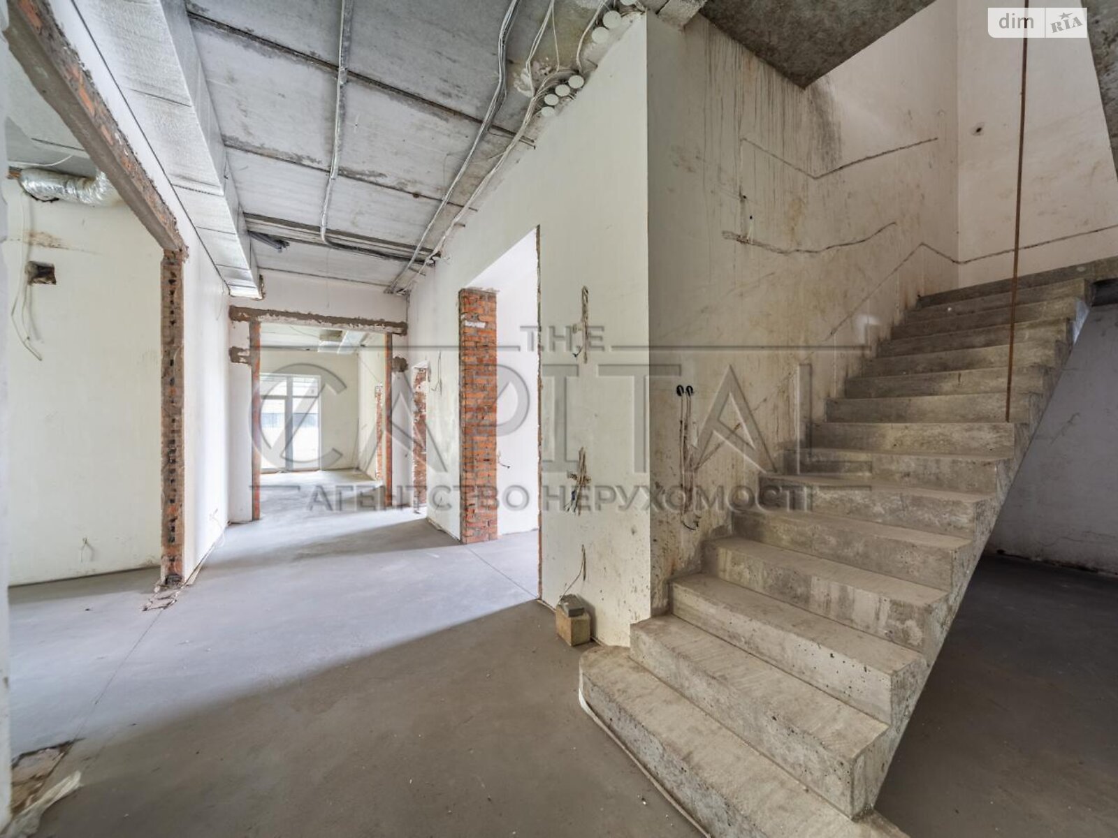 двухэтажный дом с гаражом, 550 кв. м, кирпич. Продажа в Дмитровке фото 1