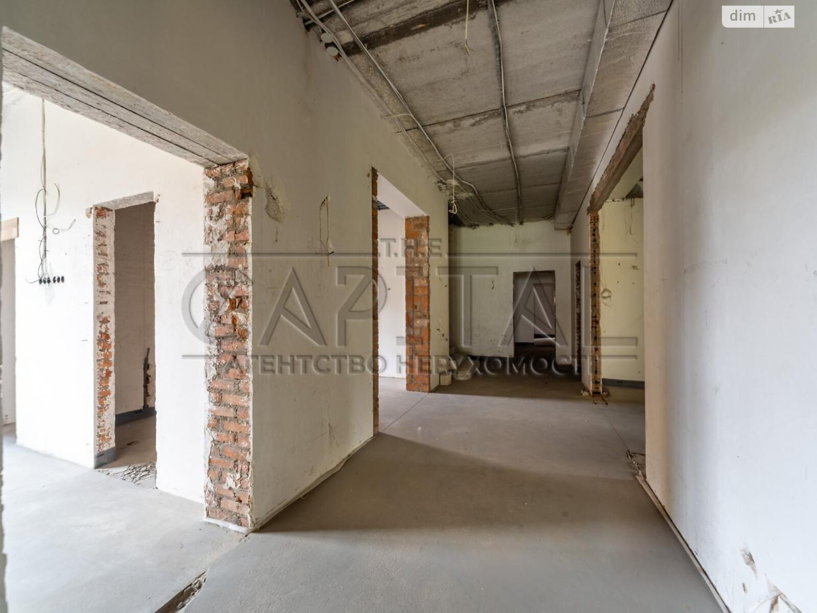 двухэтажный дом с гаражом, 550 кв. м, кирпич. Продажа в Дмитровке фото 1