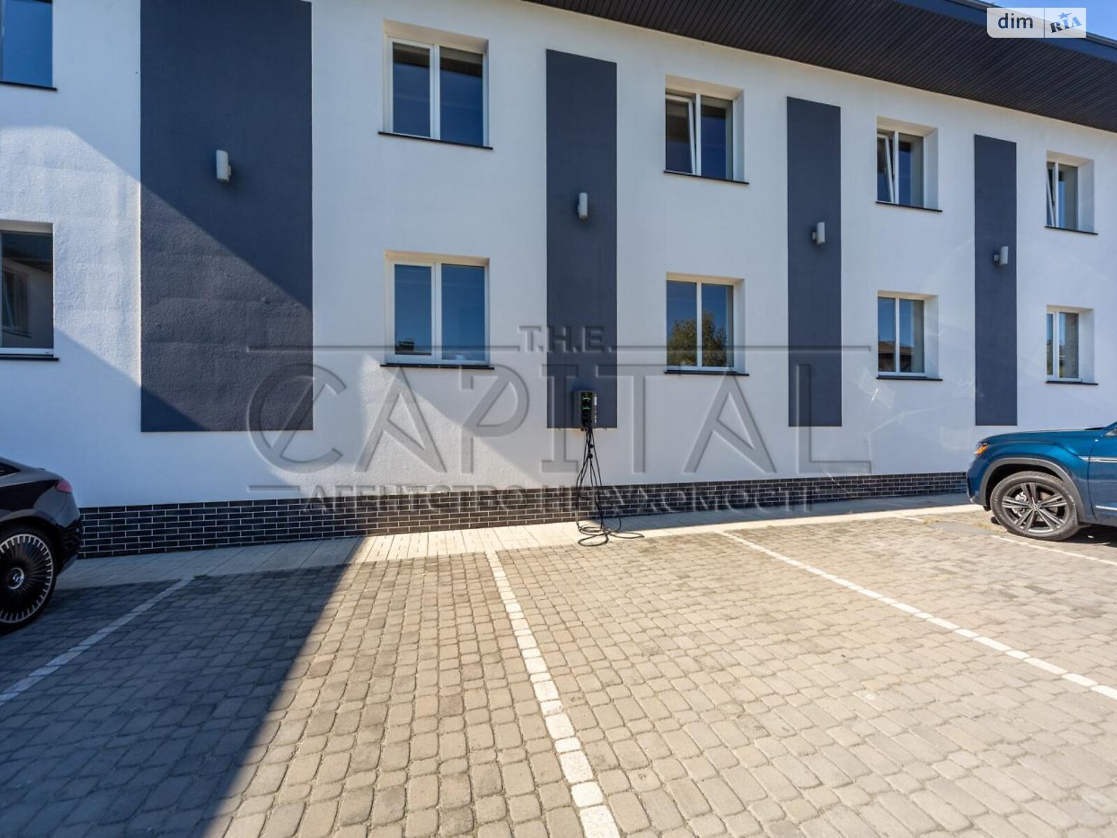 двухэтажный дом с гаражом, 550 кв. м, кирпич. Продажа в Дмитровке фото 1