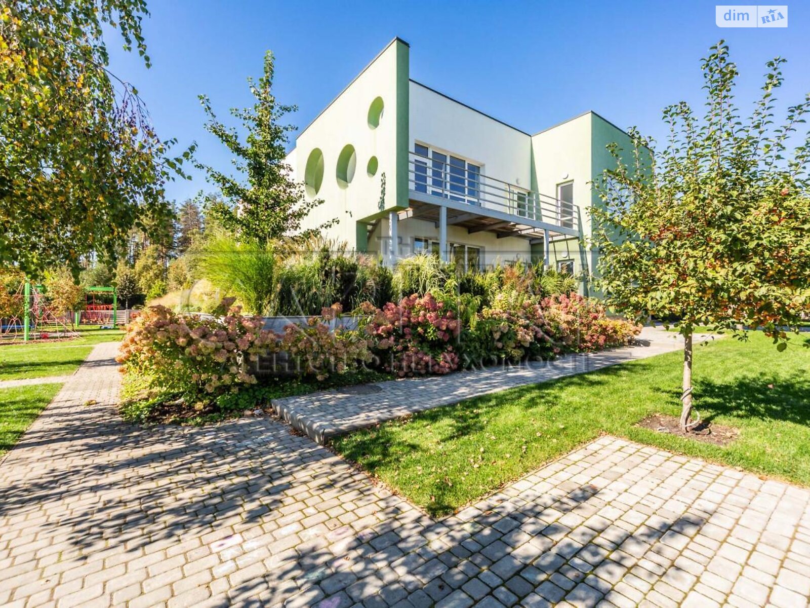 двухэтажный дом с гаражом, 550 кв. м, кирпич. Продажа в Дмитровке фото 1