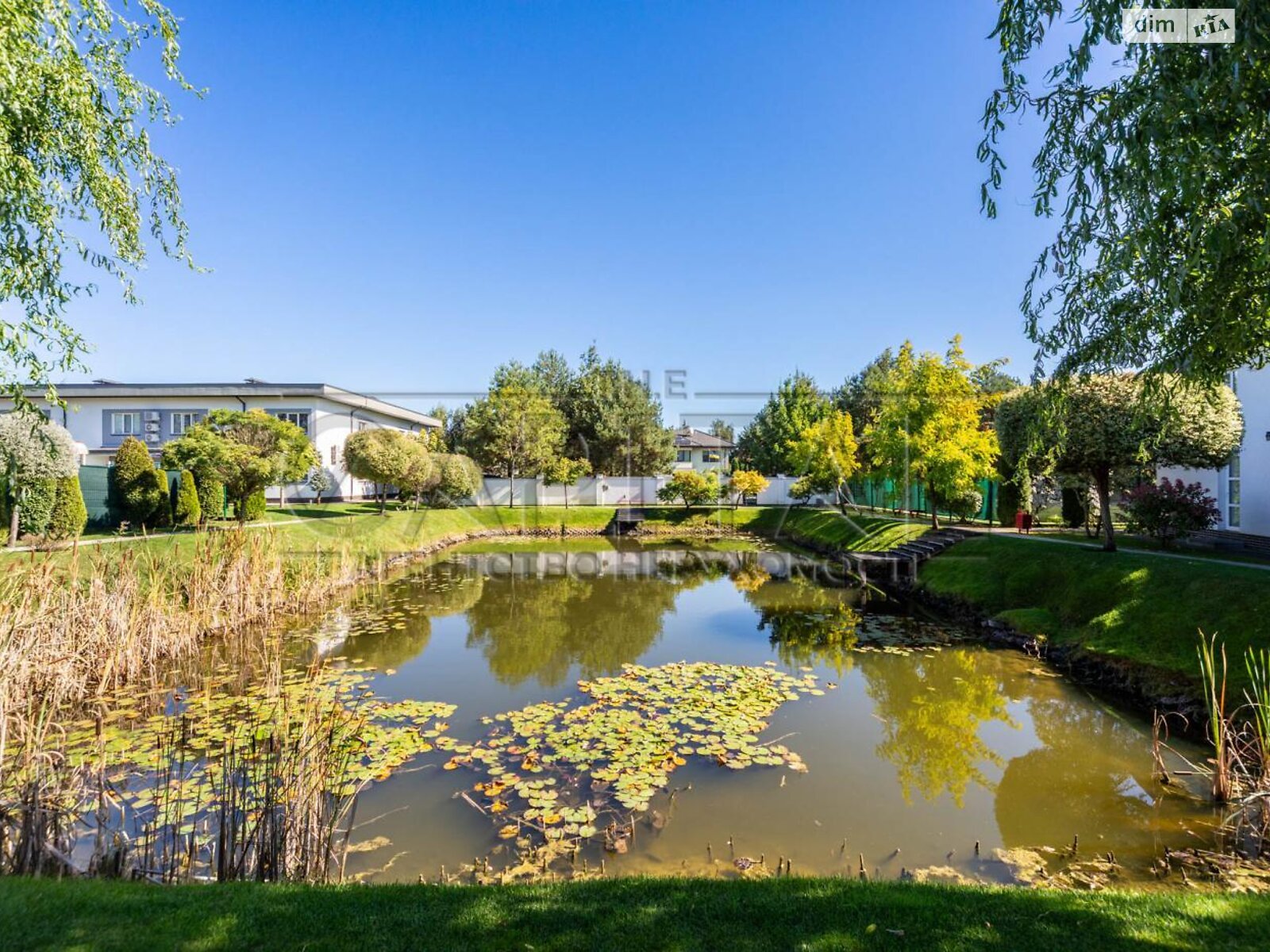 двухэтажный дом с гаражом, 550 кв. м, кирпич. Продажа в Дмитровке фото 1