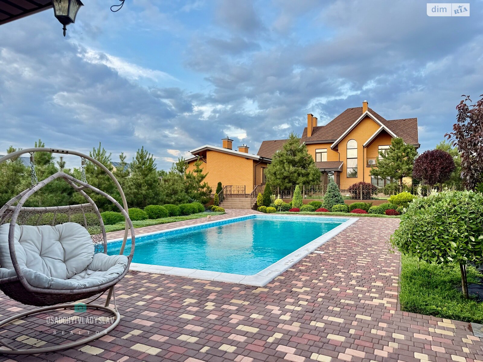 двоповерховий будинок з гаражем, 350 кв. м, цегла. Продаж в Дніпрі, район Березанівка фото 1 двоповерховий будинок з гаражем, 350 кв. м, цегла. Продаж в Дніпрі, район Березанівка фото 1
