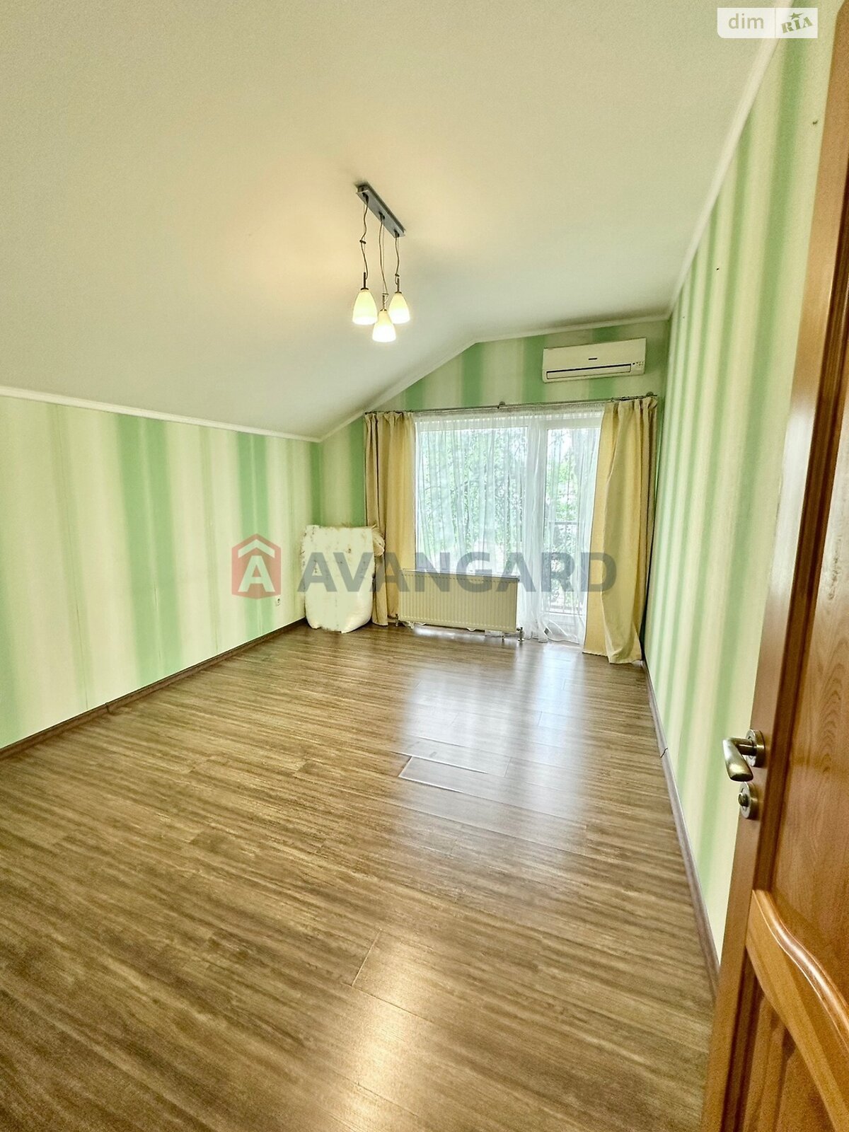 одноэтажный дом с отоплением, 188 кв. м, кирпич. Продажа в Днепре район Новокодакский фото 1 одноэтажный дом с отоплением, 188 кв. м, кирпич. Продажа в Днепре район Новокодакский фото 1