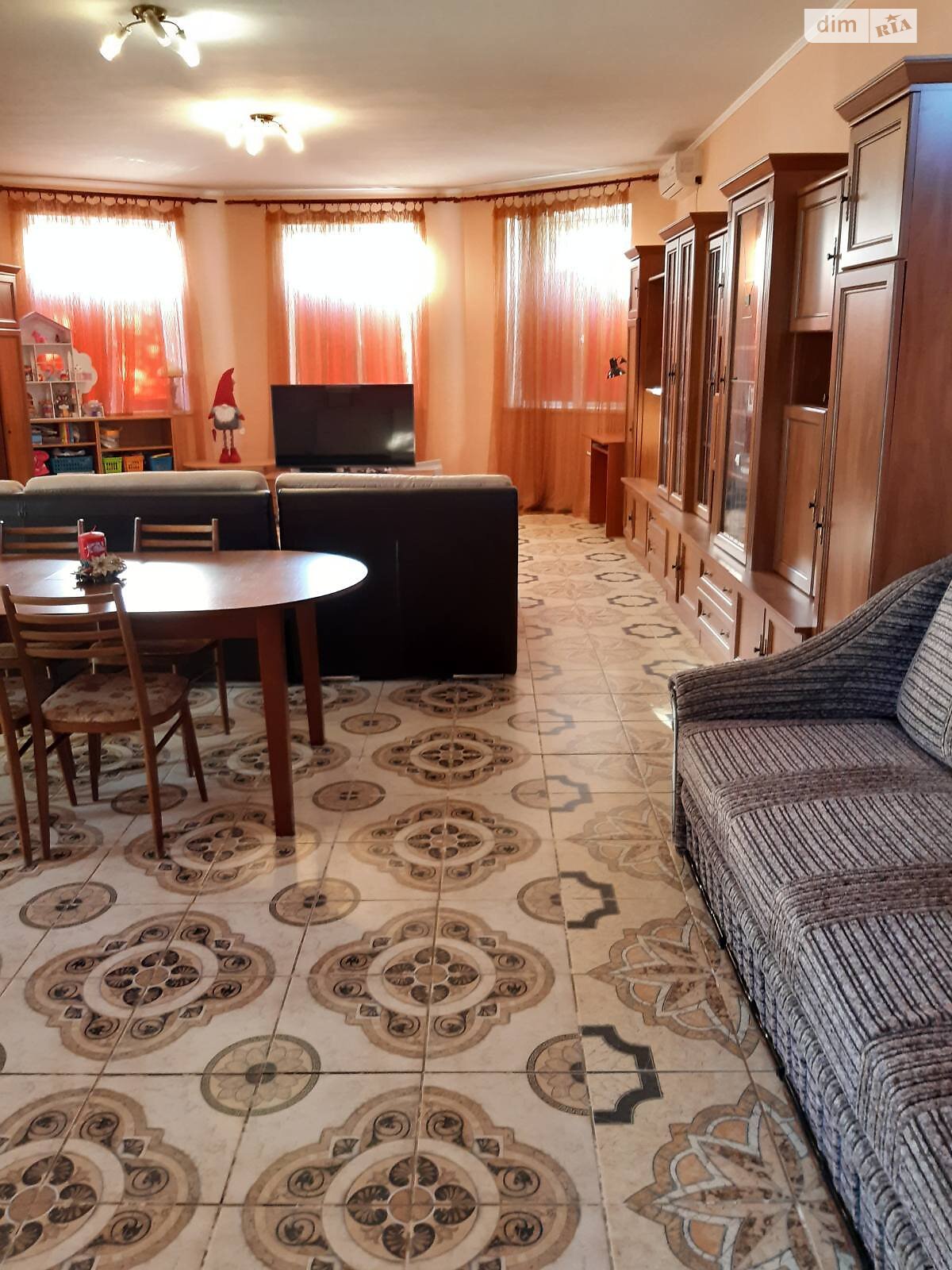 трехэтажный дом с гаражом, 380 кв. м, кирпич. Продажа в Днепре район Соборный фото 1 трехэтажный дом с гаражом, 380 кв. м, кирпич. Продажа в Днепре район Соборный фото 1