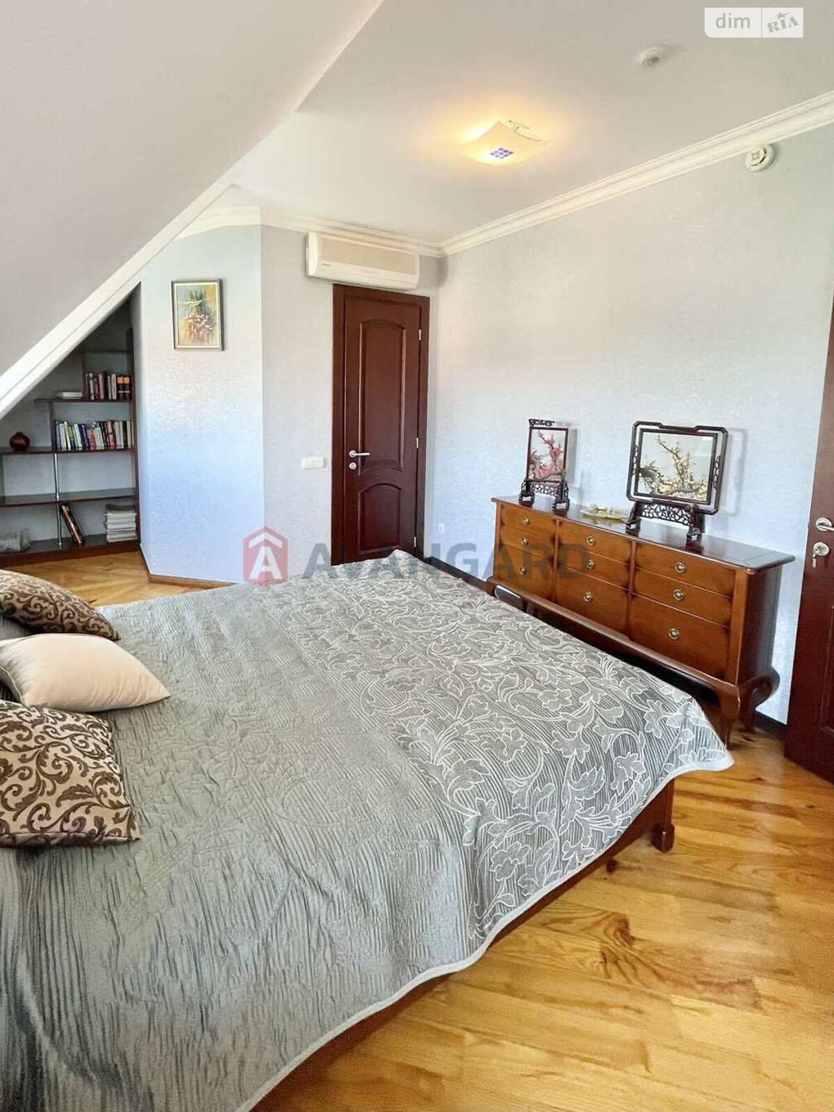 триповерховий будинок, 320 кв. м, кирпич. Продаж у Дніпрі фото 1 триповерховий будинок, 320 кв. м, кирпич. Продаж у Дніпрі фото 1