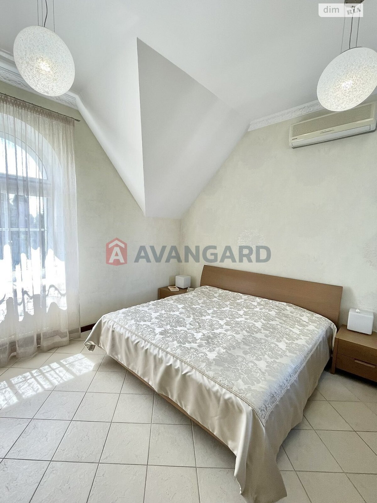 триповерховий будинок, 320 кв. м, кирпич. Продаж у Дніпрі фото 1 триповерховий будинок, 320 кв. м, кирпич. Продаж у Дніпрі фото 1