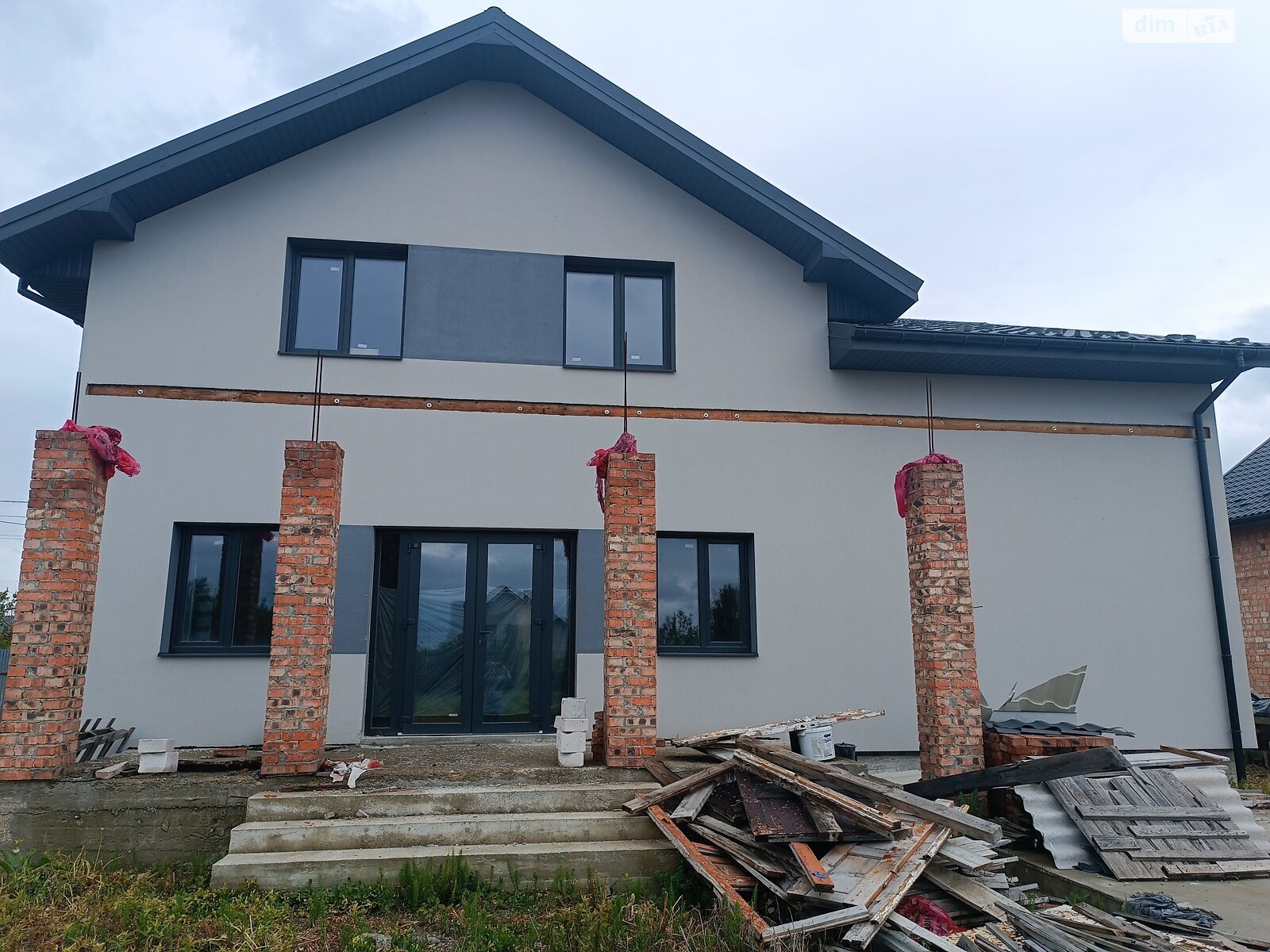 двухэтажный дом с гаражом, 240 кв. м, газобетон. Продажа в Добрянах фото 1
