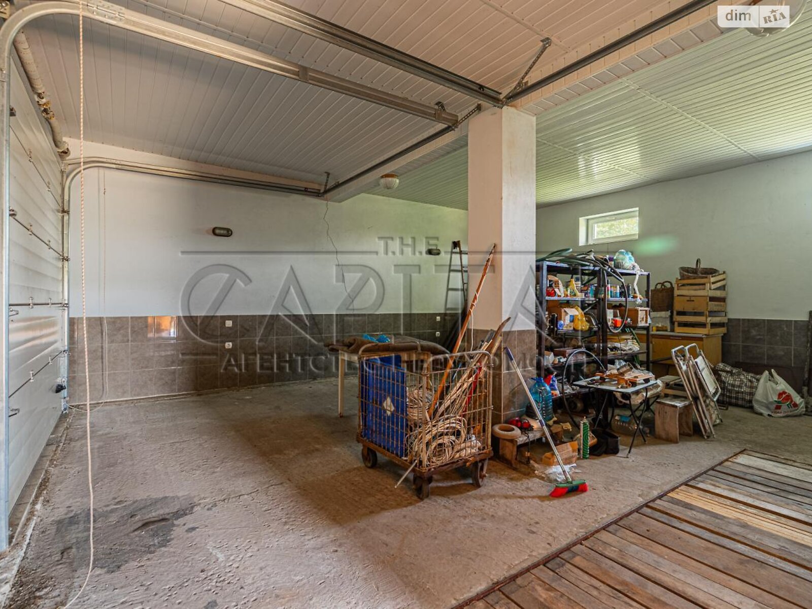 трехэтажный дом с гаражом, 500 кв. м, кирпич. Продажа в Евминке фото 1