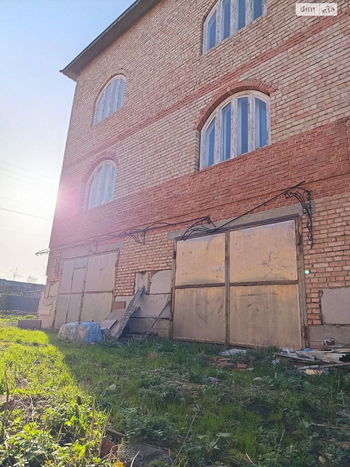 трехэтажный дом, 494 кв. м, кирпич. Продажа в Езуполе фото 1 трехэтажный дом, 494 кв. м, кирпич. Продажа в Езуполе фото 1