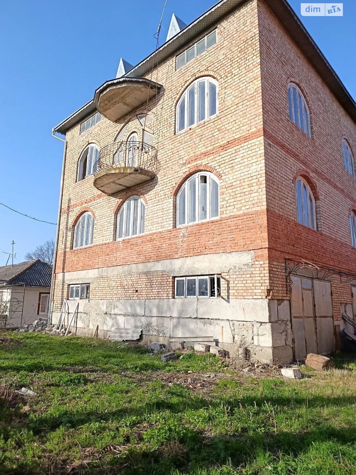 трехэтажный дом, 494 кв. м, кирпич. Продажа в Езуполе фото 1 трехэтажный дом, 494 кв. м, кирпич. Продажа в Езуполе фото 1