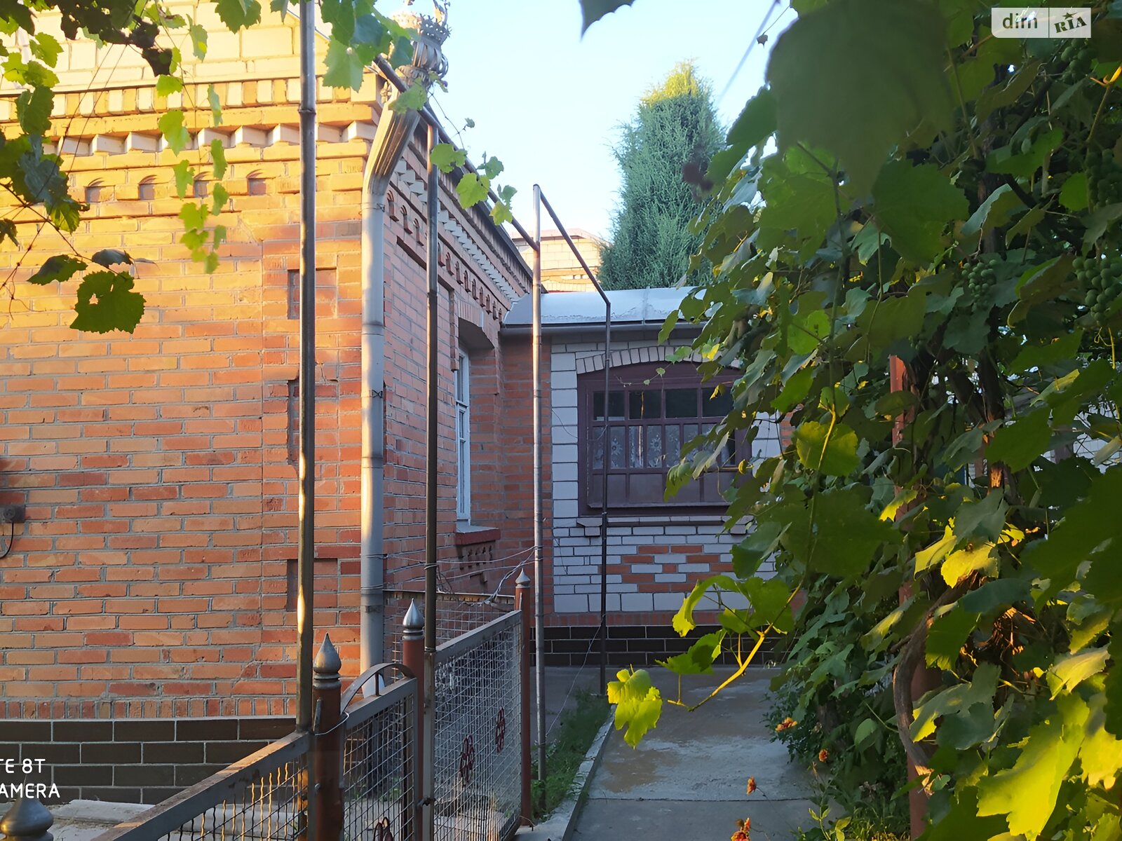 двоповерховий будинок з гаражем, 100 кв. м, цегла. Продаж у Флорине фото 1 двоповерховий будинок з гаражем, 100 кв. м, цегла. Продаж у Флорине фото 1