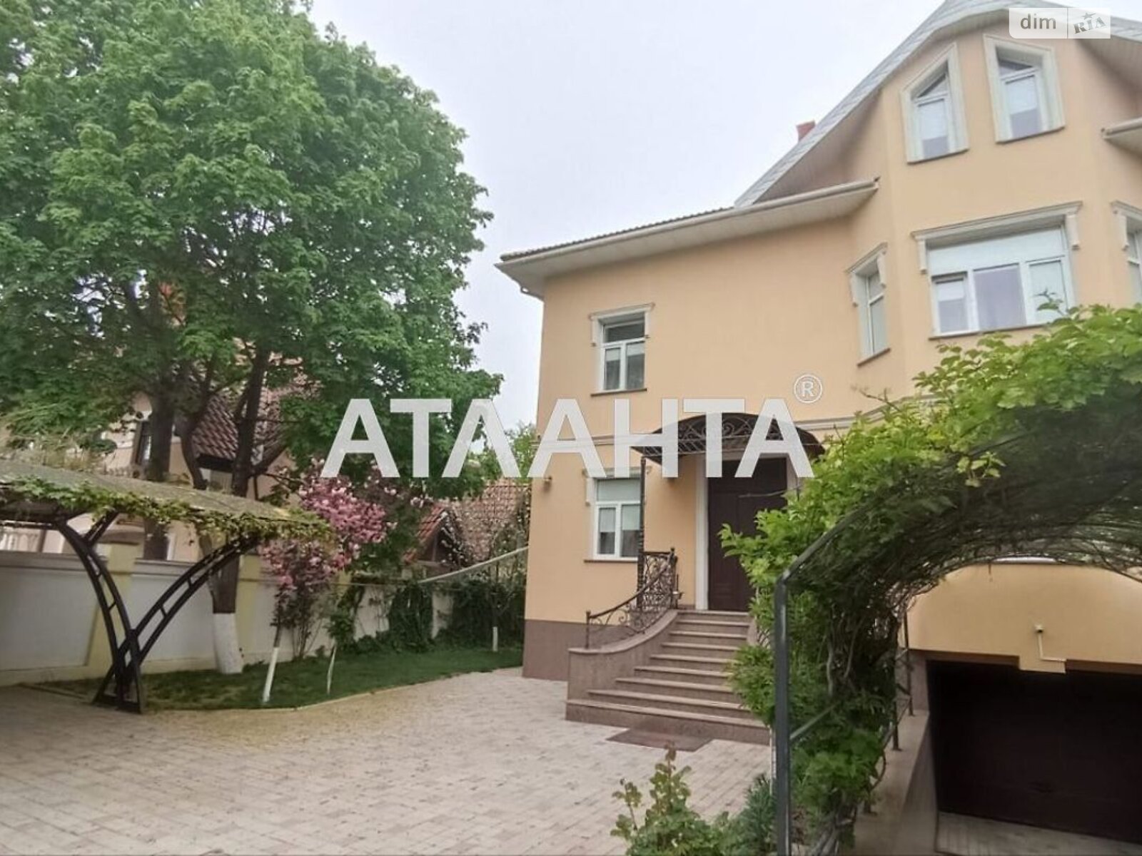 трехэтажный дом, 382 кв. м, кирпич. Продажа в Фонтанке фото 1 трехэтажный дом, 382 кв. м, кирпич. Продажа в Фонтанке фото 1