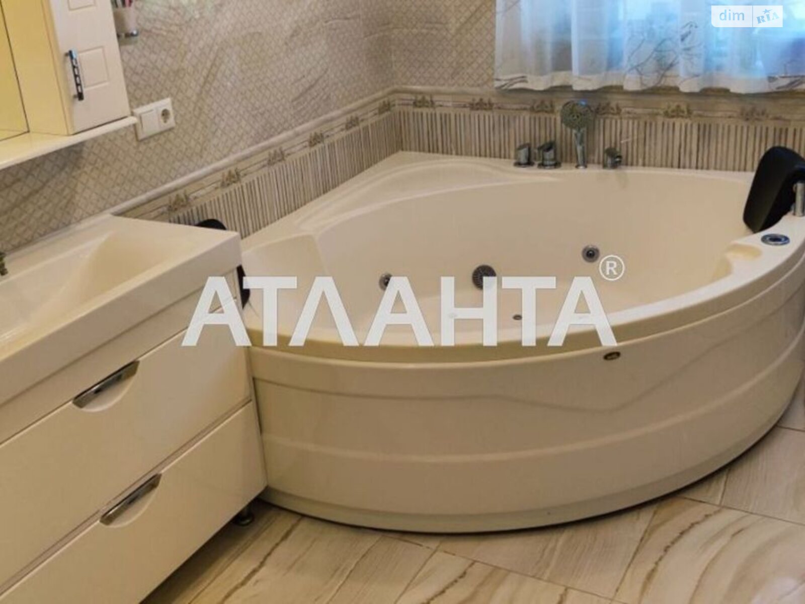 трехэтажный дом, 382 кв. м, кирпич. Продажа в Фонтанке фото 1 трехэтажный дом, 382 кв. м, кирпич. Продажа в Фонтанке фото 1