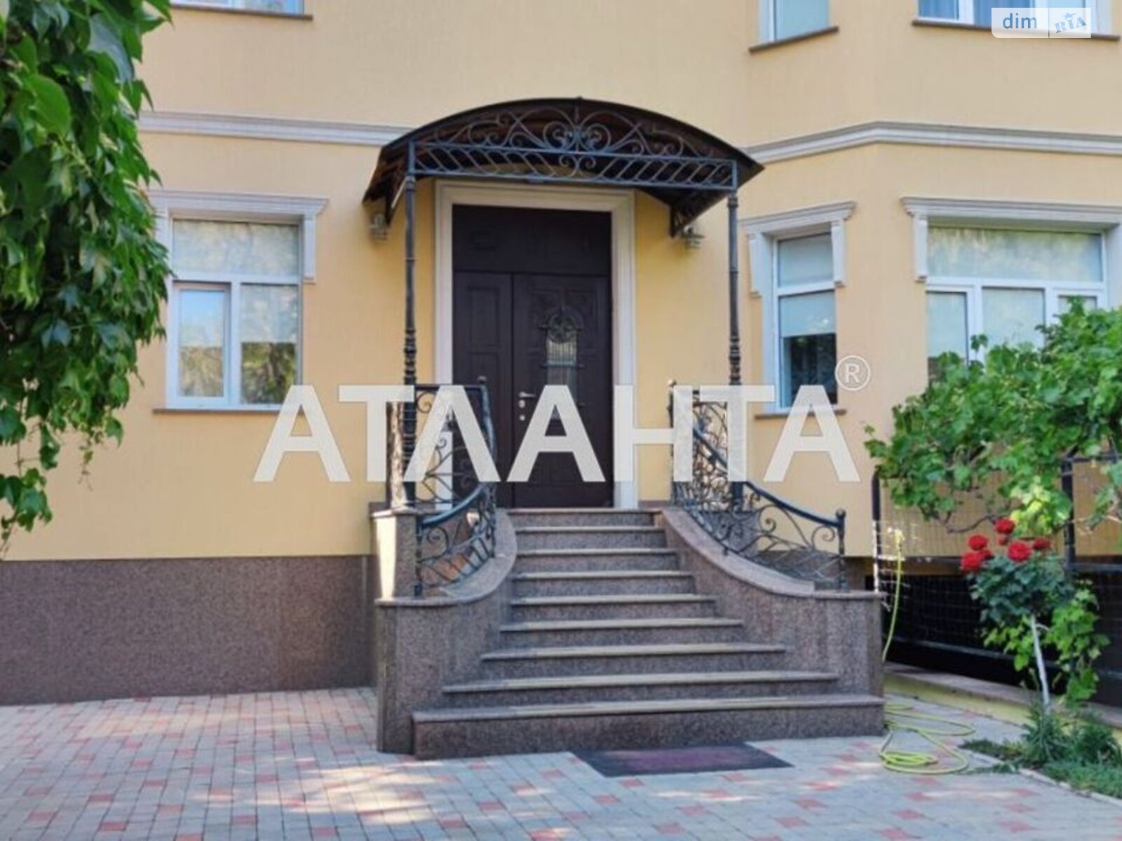 трехэтажный дом, 382 кв. м, кирпич. Продажа в Фонтанке фото 1 трехэтажный дом, 382 кв. м, кирпич. Продажа в Фонтанке фото 1