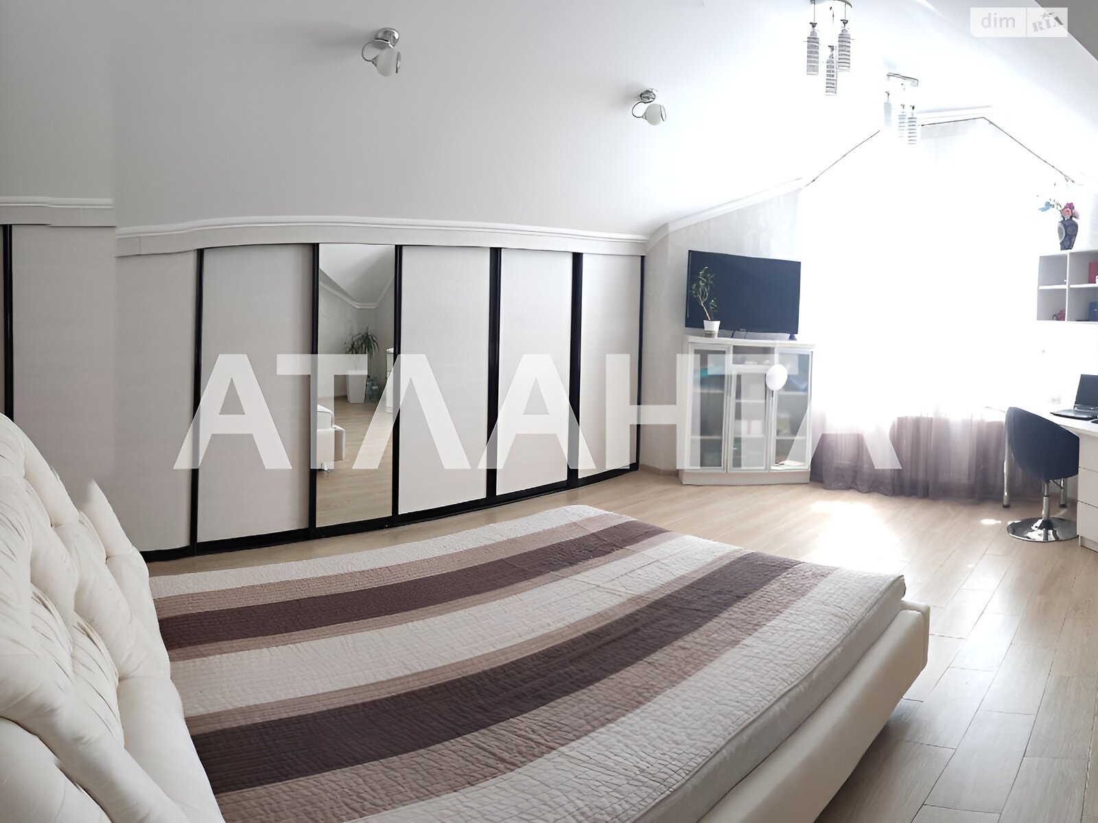 триповерховий будинок, 382 кв. м, цегла. Продаж у Фонтанці фото 1 триповерховий будинок, 382 кв. м, цегла. Продаж у Фонтанці фото 1