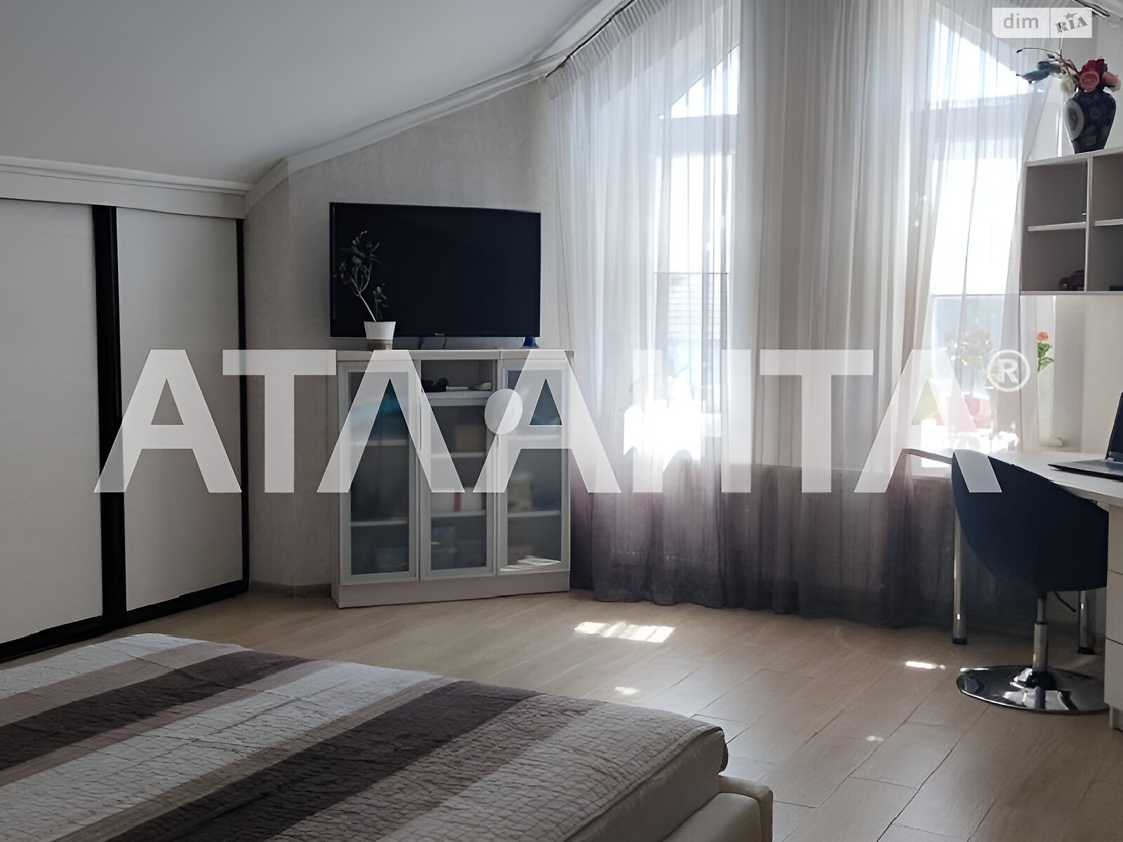 триповерховий будинок, 382 кв. м, цегла. Продаж у Фонтанці фото 1 триповерховий будинок, 382 кв. м, цегла. Продаж у Фонтанці фото 1