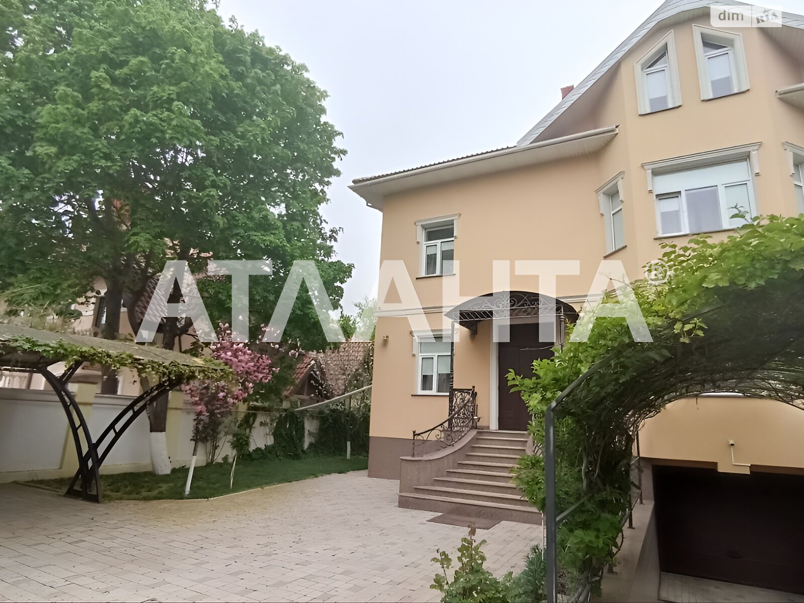 триповерховий будинок, 382 кв. м, цегла. Продаж у Фонтанці фото 1 триповерховий будинок, 382 кв. м, цегла. Продаж у Фонтанці фото 1