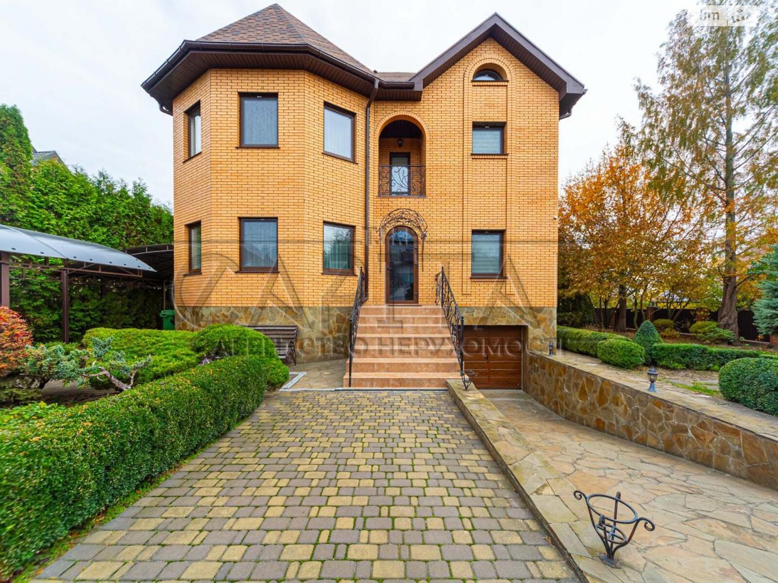триповерховий будинок з балконом, 260 кв. м, кирпич. Продаж у Гатне фото 1 триповерховий будинок з балконом, 260 кв. м, кирпич. Продаж у Гатне фото 1