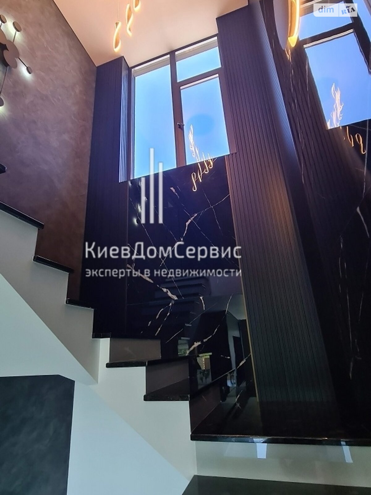 двухэтажный дом с гаражом, 210.7 кв. м, кирпич. Продажа в Гатном фото 1