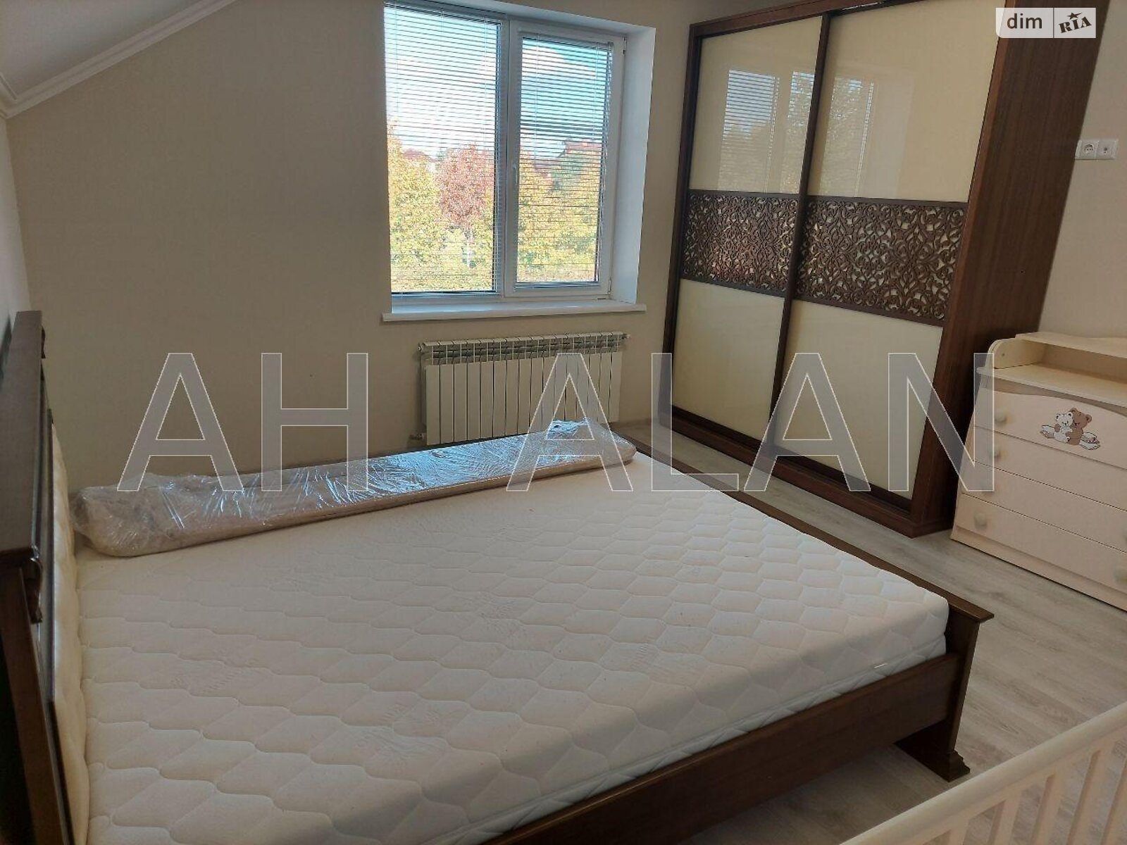 трехэтажный дом с балконом, 300 кв. м, кирпич. Продажа в Гатном фото 1