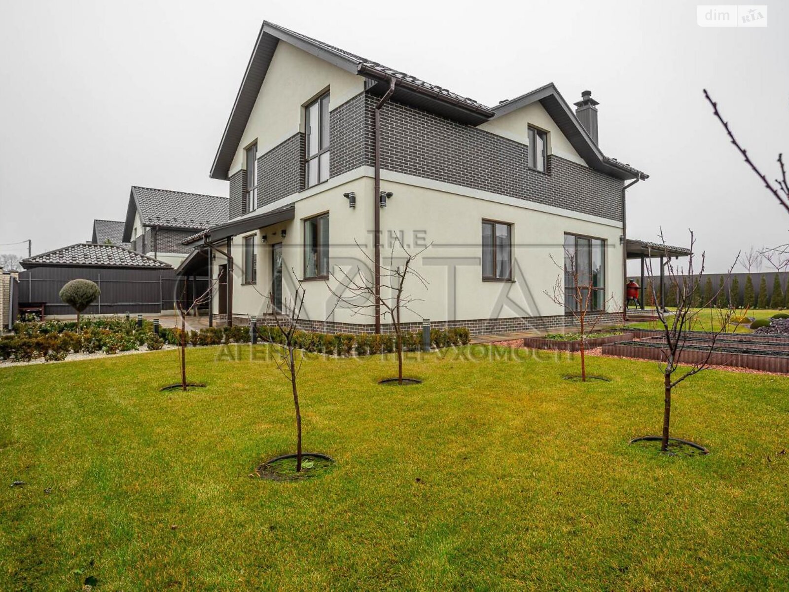 двухэтажный дом с гаражом, 250 кв. м, кирпич. Продажа в Гатном фото 1