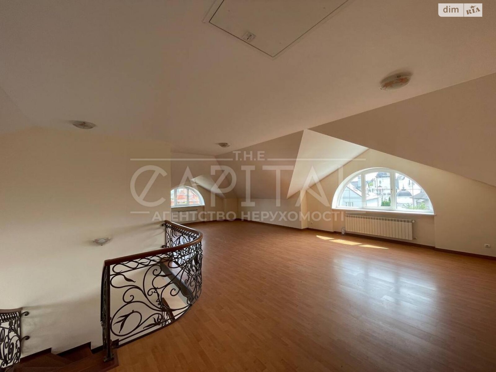триповерховий будинок з гаражем, 430 кв. м, цегла. Продаж у Гатне фото 1 триповерховий будинок з гаражем, 430 кв. м, цегла. Продаж у Гатне фото 1