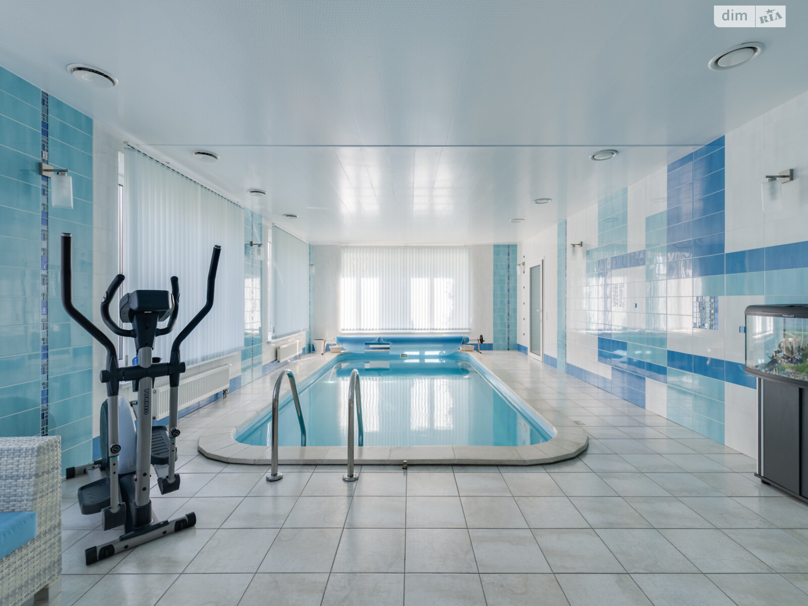 двухэтажный дом с гаражом, 450 кв. м, кирпич. Продажа в Глевахе фото 1