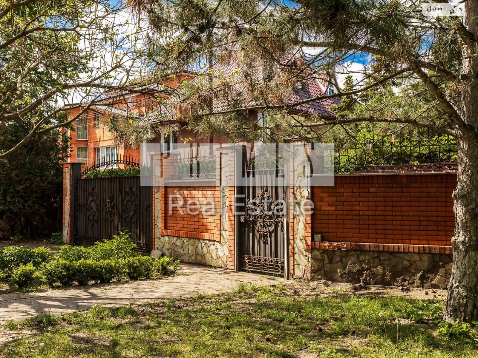 трехэтажный дом с верандой, 484 кв. м, кирпич. Продажа в Гнедине фото 1 трехэтажный дом с верандой, 484 кв. м, кирпич. Продажа в Гнедине фото 1