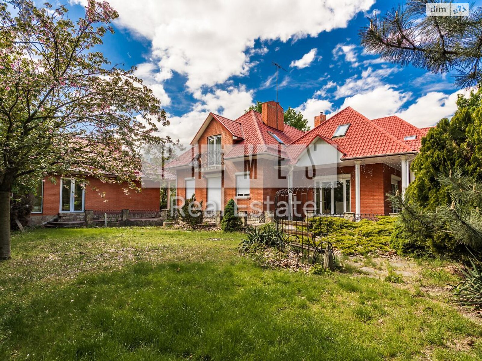 трехэтажный дом с верандой, 484 кв. м, кирпич. Продажа в Гнедине фото 1 трехэтажный дом с верандой, 484 кв. м, кирпич. Продажа в Гнедине фото 1