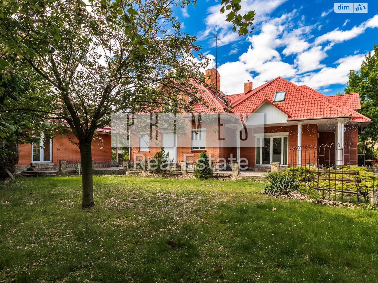 трехэтажный дом с верандой, 484 кв. м, кирпич. Продажа в Гнедине фото 1 трехэтажный дом с верандой, 484 кв. м, кирпич. Продажа в Гнедине фото 1