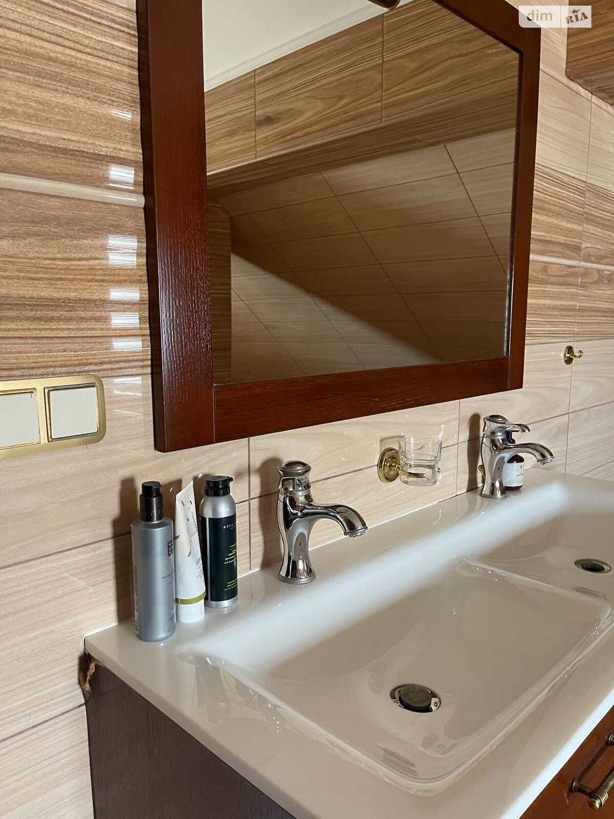 триповерховий будинок з верандою, 299 кв. м, цегла. Продаж у Гнідині фото 1 триповерховий будинок з верандою, 299 кв. м, цегла. Продаж у Гнідині фото 1
