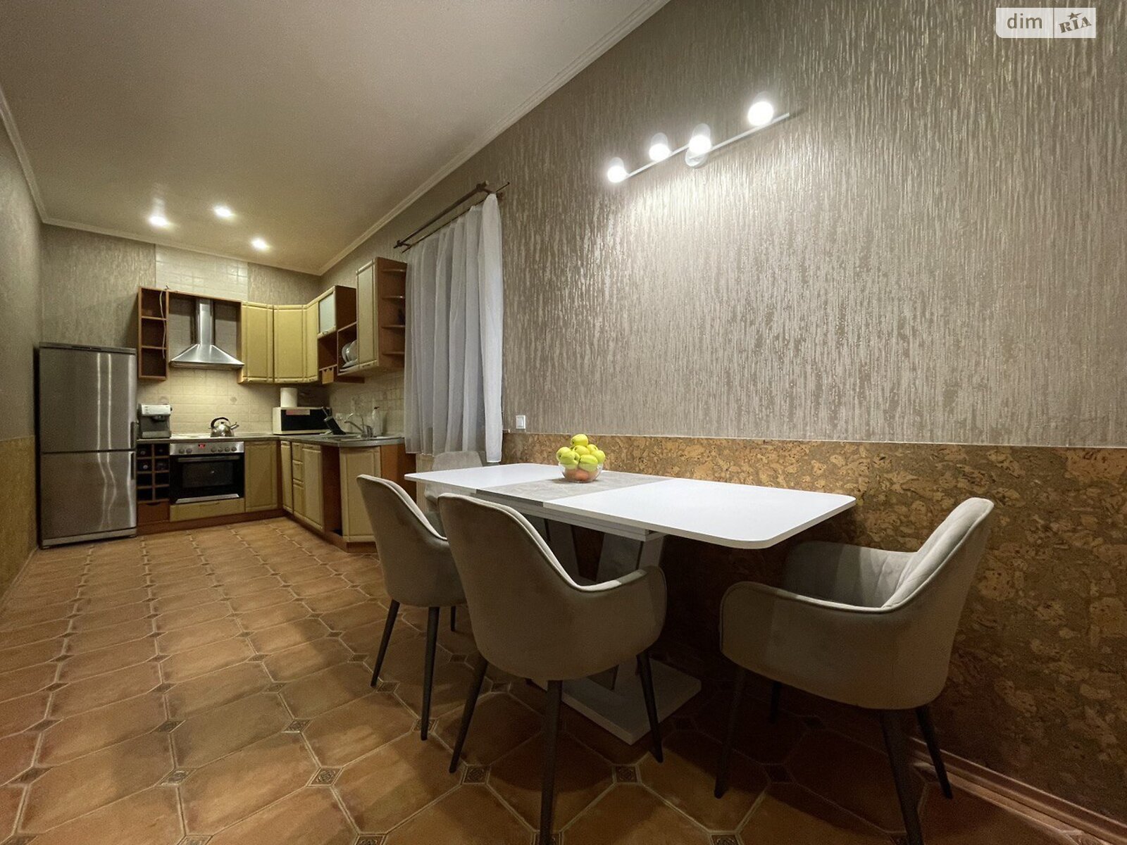 триповерховий будинок з верандою, 300 кв. м, цегла. Продаж у Гнідині фото 1