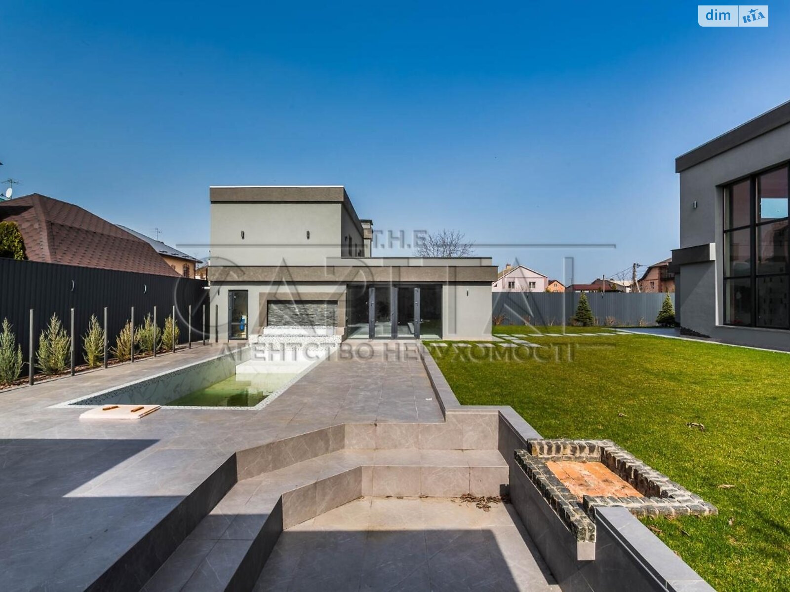 двухэтажный дом с гаражом, 439 кв. м, кирпич. Продажа в Горе фото 1