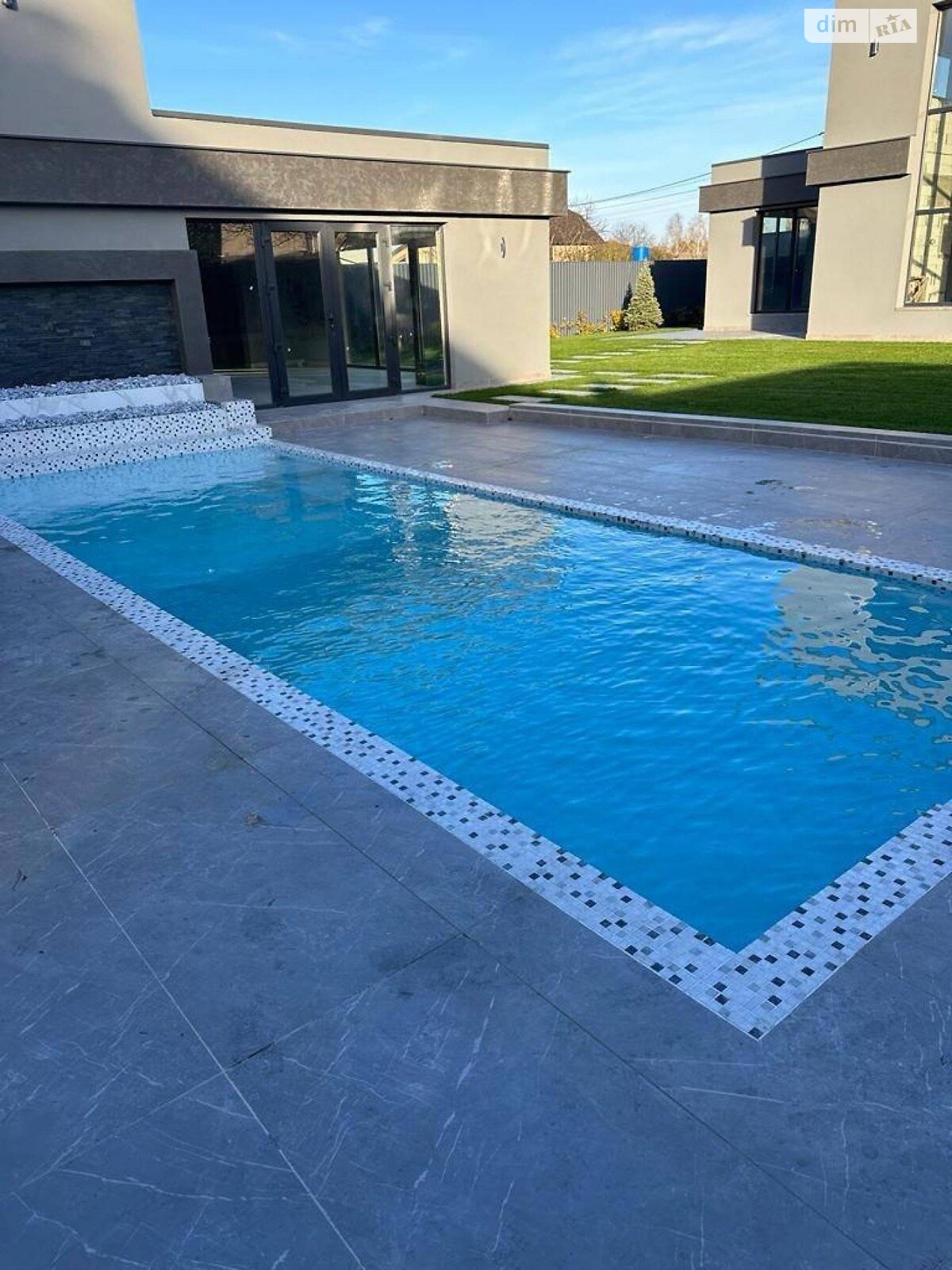 двухэтажный дом с гаражом, 439 кв. м, кирпич. Продажа в Горе фото 1